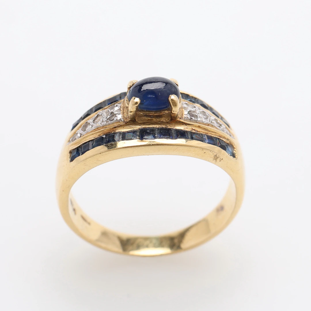 RING, 18K GULD, SAFIRER & SMÅ DIAMANTER, VICENZA, ITALIEN, 1900-TALETS