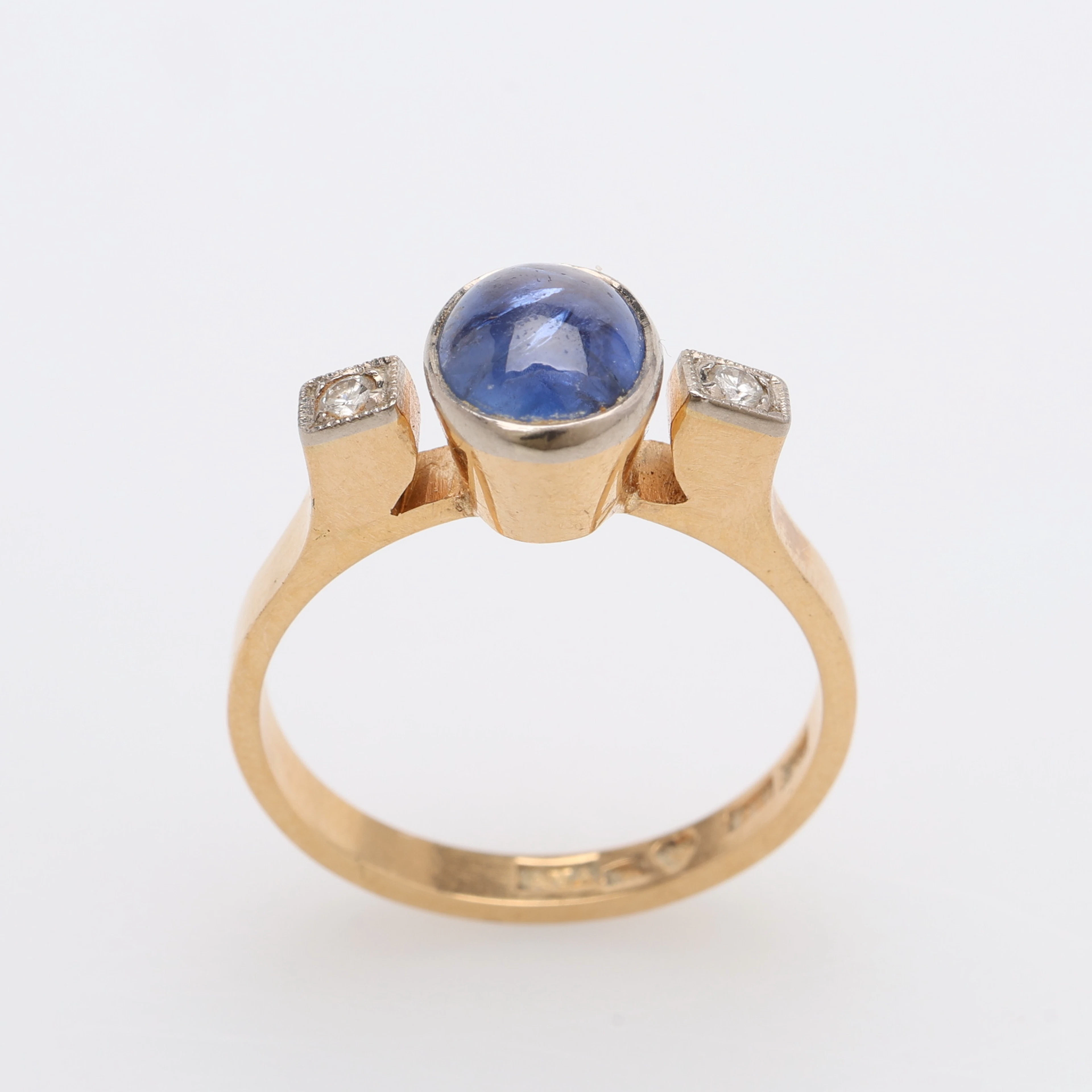 RING, 18K GULD MED CABOCHONSLIPAD SAFIR SAMT TVÅ BRILJANTER OM CA