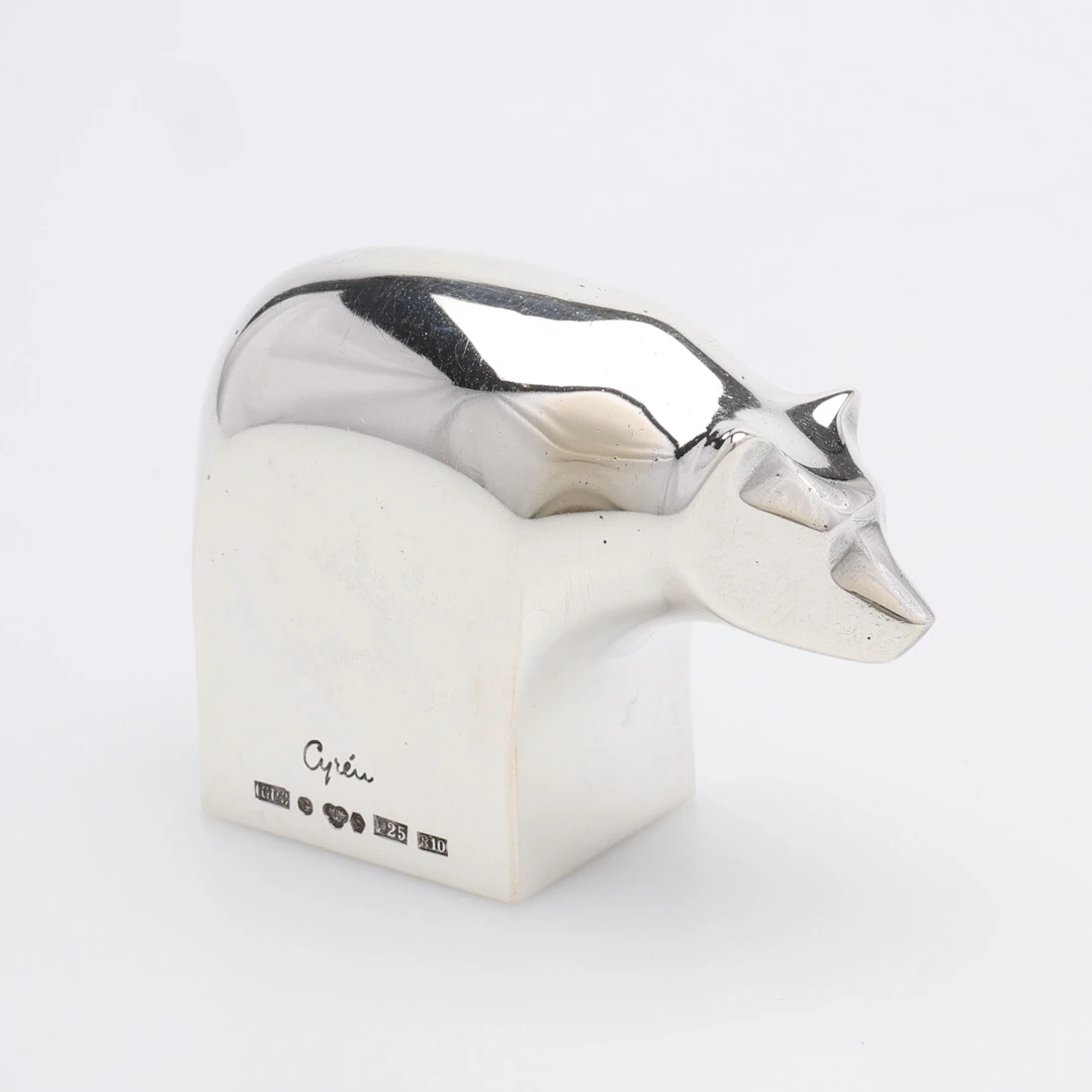 GUNNAR CYRÉN. FIGUR I FORM AV EN BJÖRN, silver, signaturstämplad i