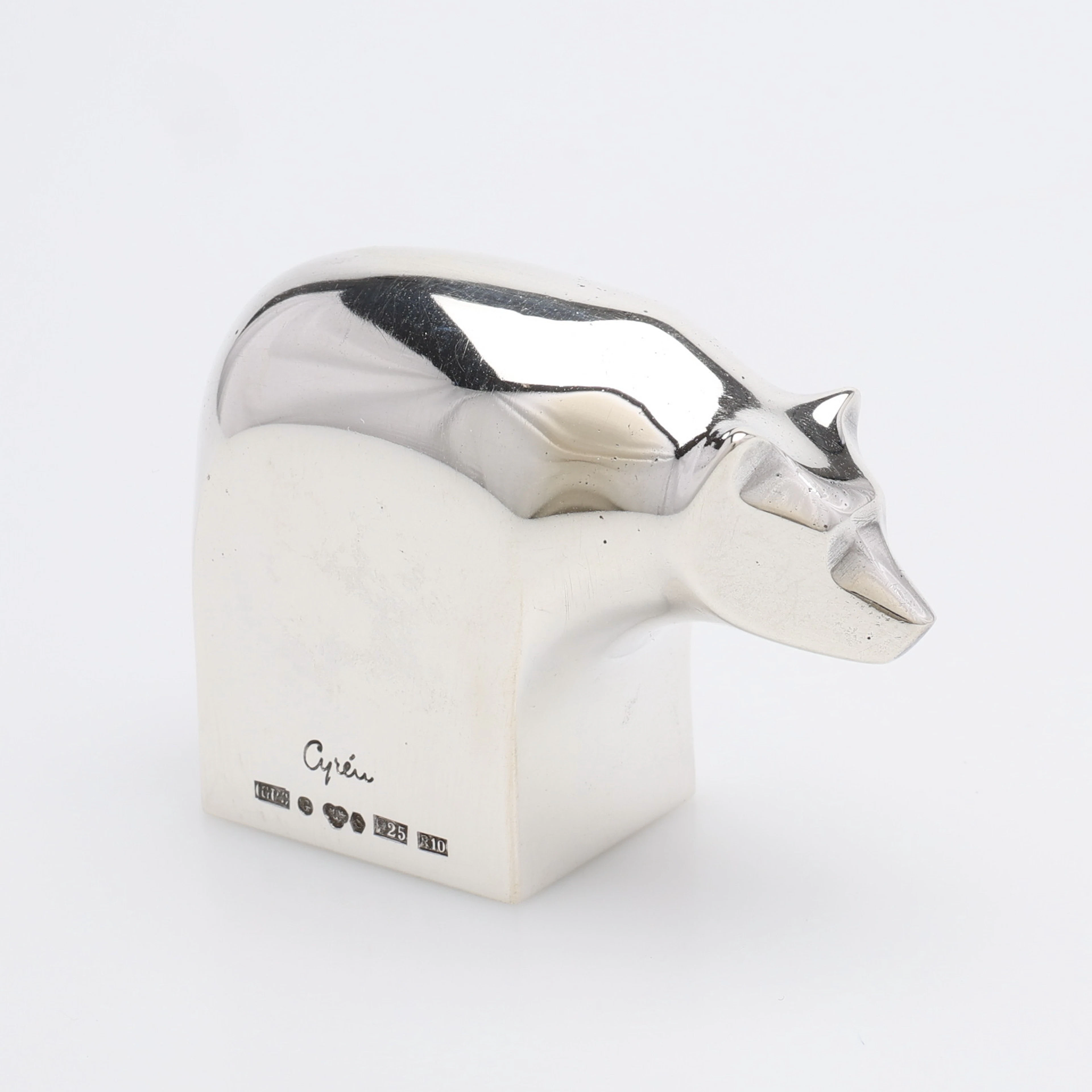 GUNNAR CYRÉN. FIGUR I FORM AV EN BJÖRN, silver, signaturstämplad i