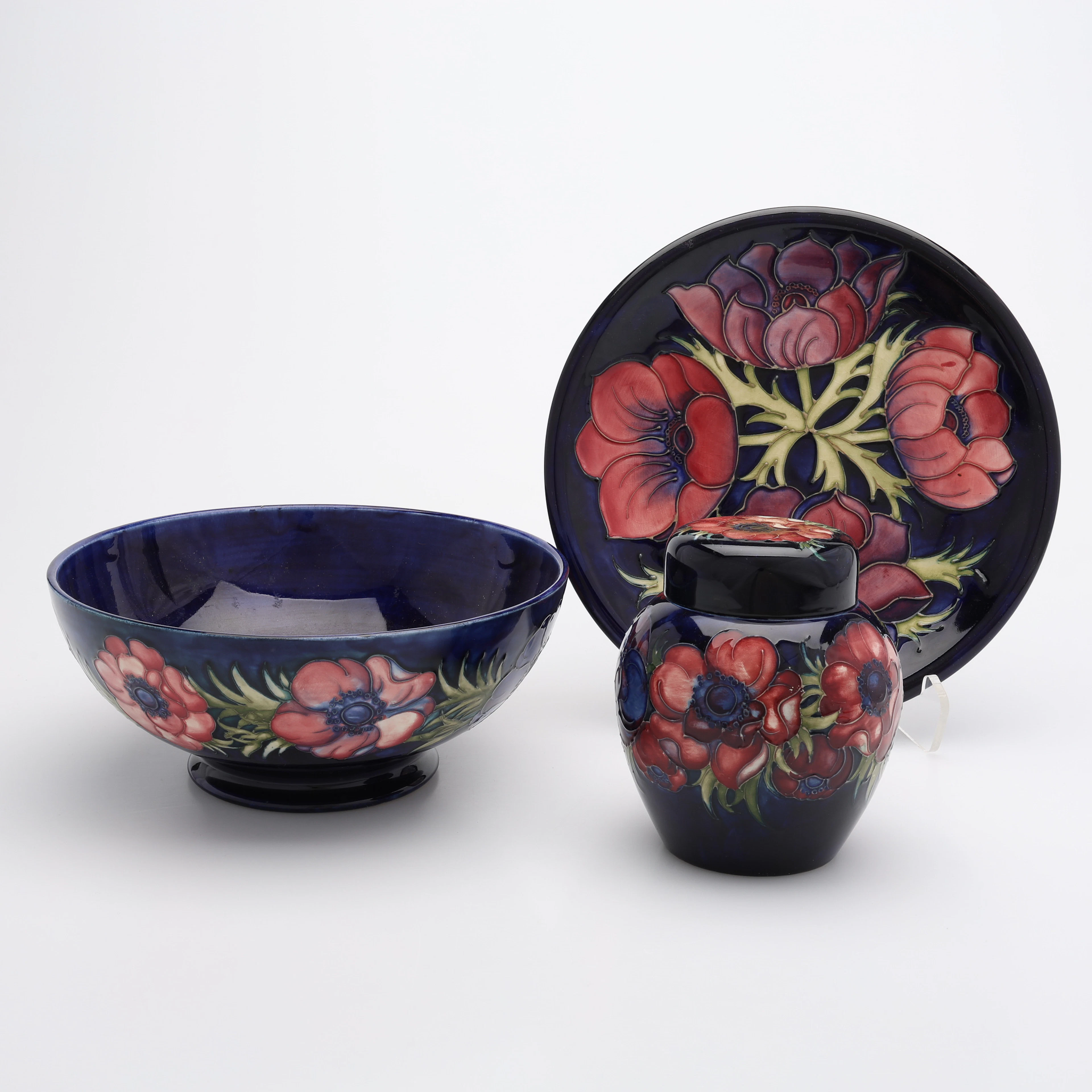 ETT PARTI GLASERAT LERGODS, TRE DELAR, MOORCROFT, ENGLAND, 1900-TALETS