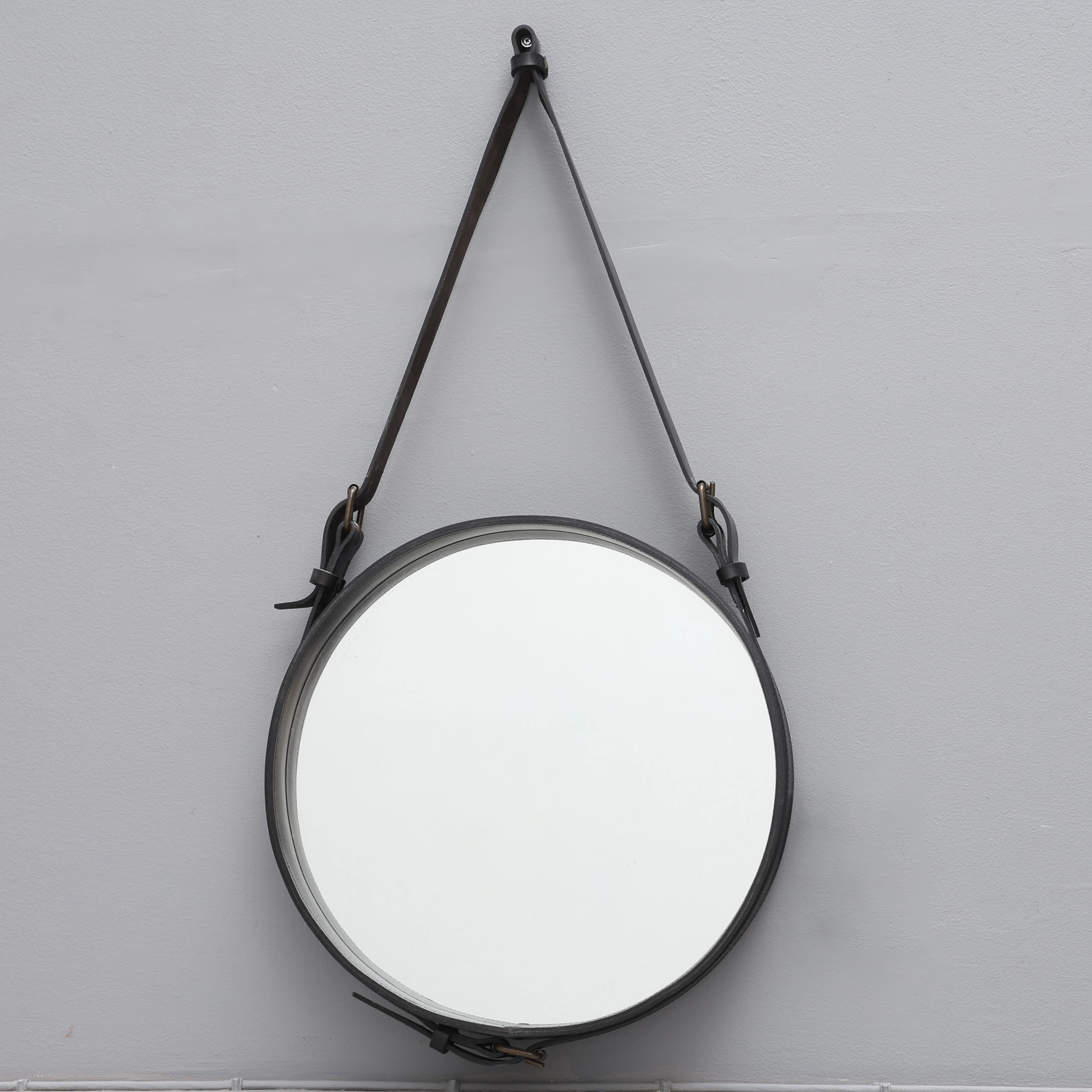 JACQUES ADNET. VÄGGHÄNGD SPEGEL, LÄDERKLÄDD, GUBI.