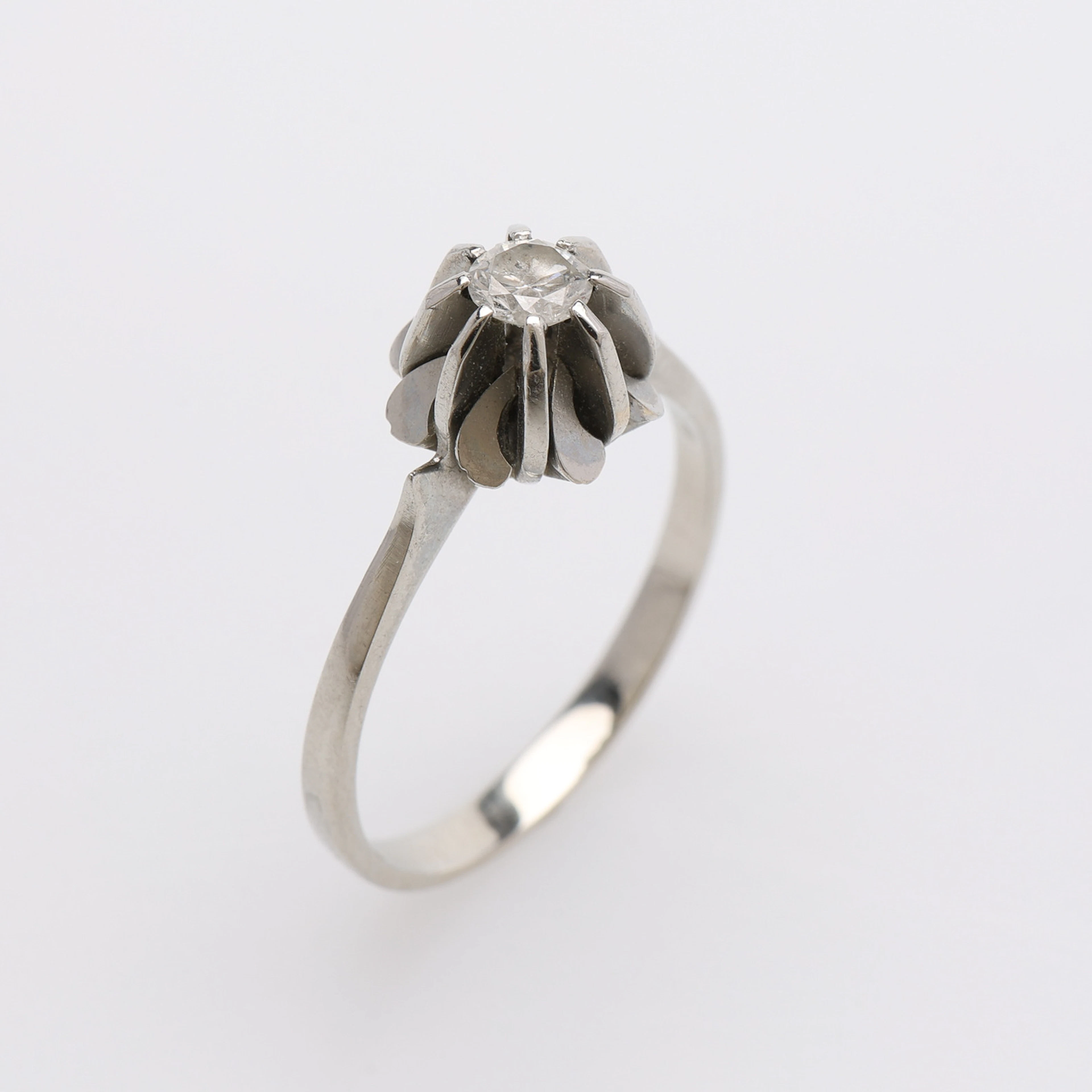 RING, 18K VITGULD, MED DIAMANT OM 0.19 CT ENLIGT GRAVYR, VIKT CA 2,8 GRAM.
