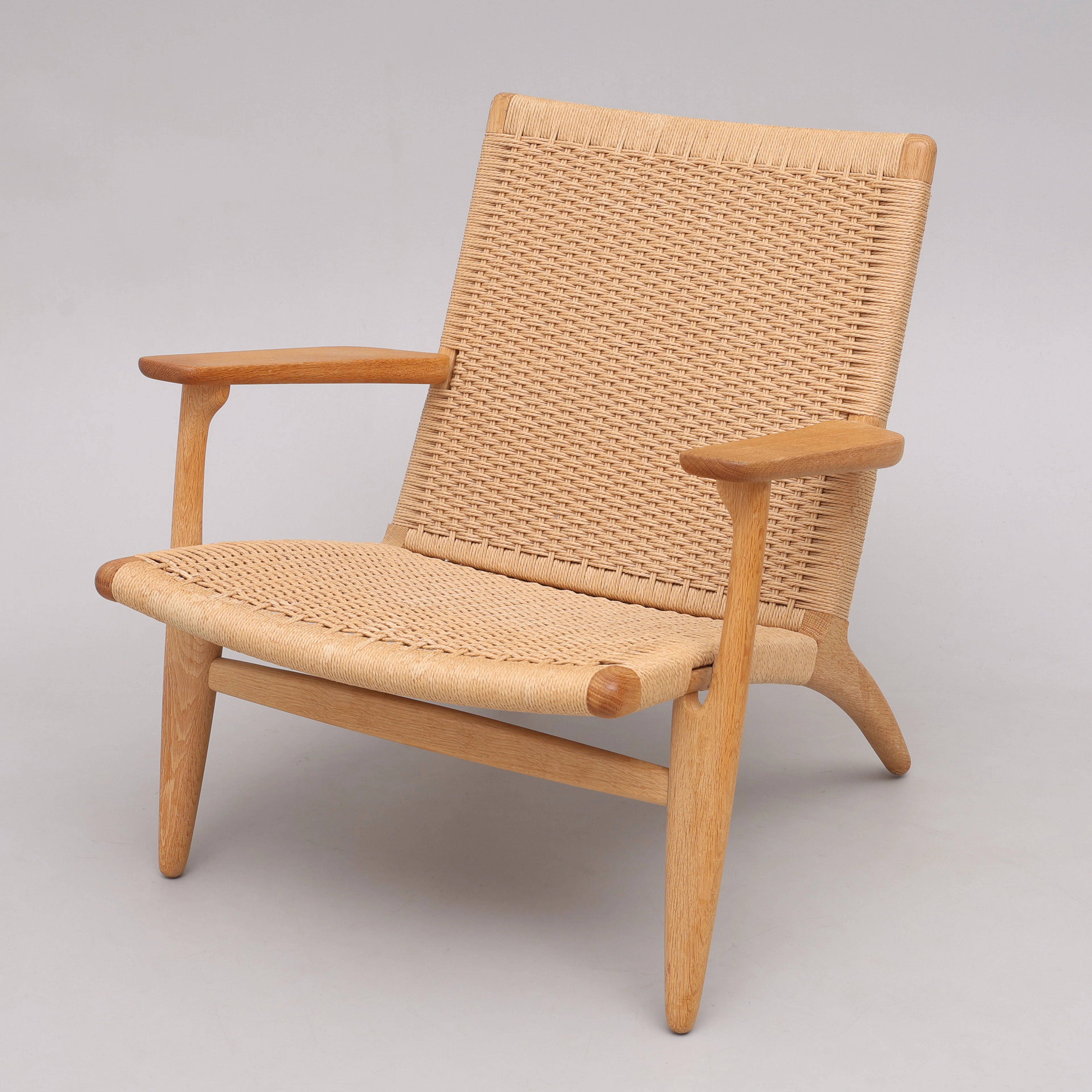 HANS J WEGNER. FÅTÖLJ, EK & PAPPERSSNÖRE, "CH25", CARL HANSEN & SØN, DANMARK.