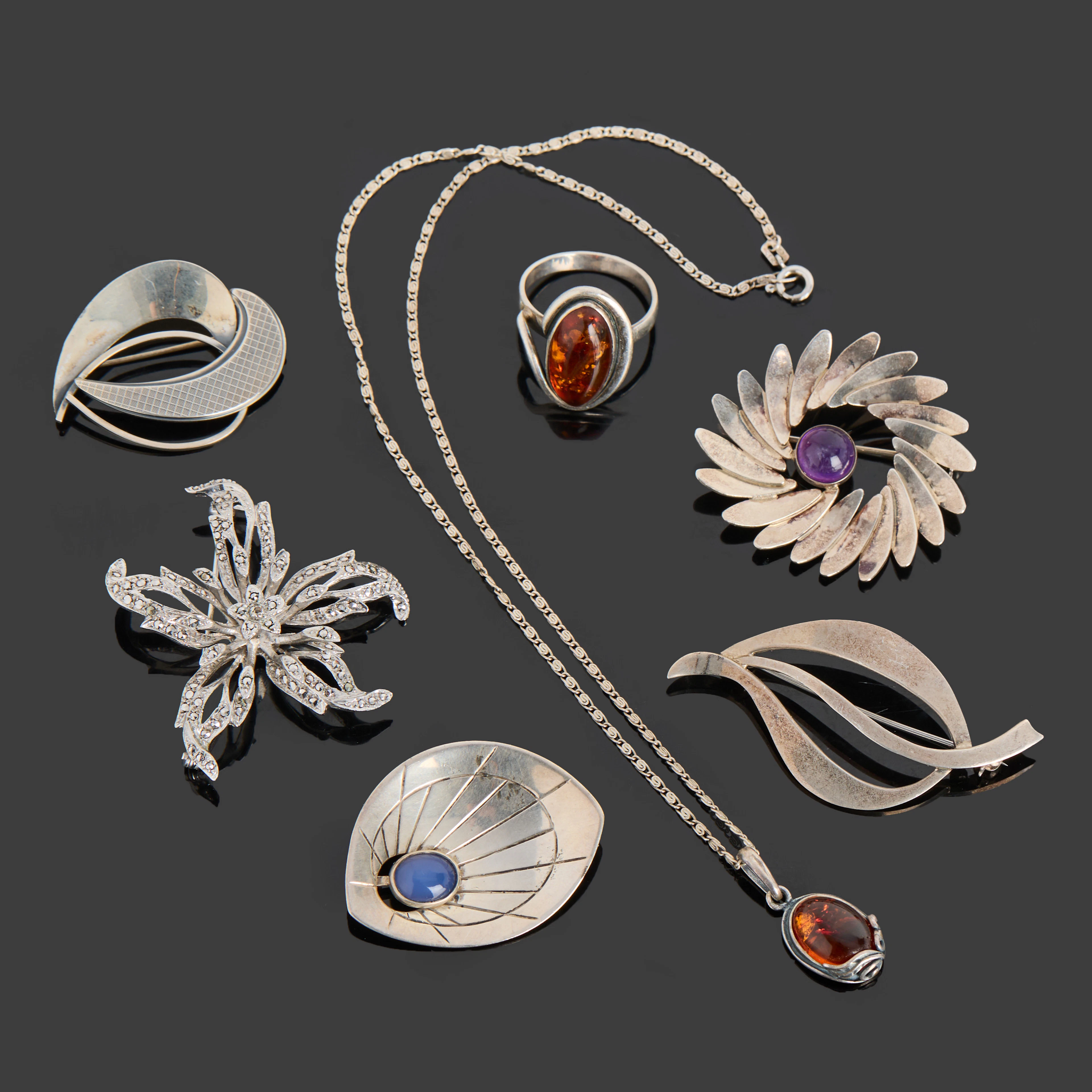 SILVERSMYCKEN, 7 delar, broscher, halsband, ring, bärnsten, ametist