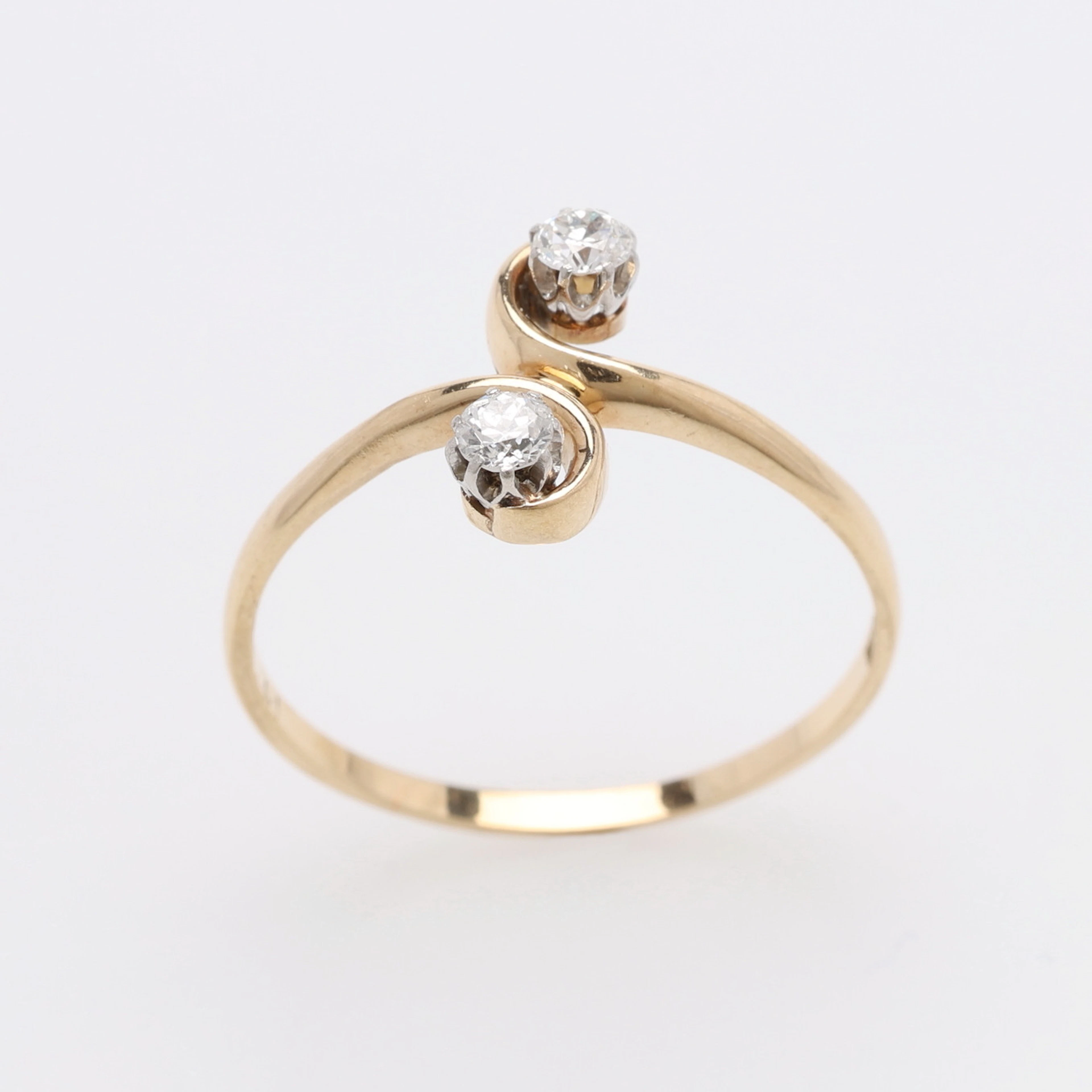 SYSKONRING 14K MED 2 ÄLDRE SLIPADE BRILJANTER.