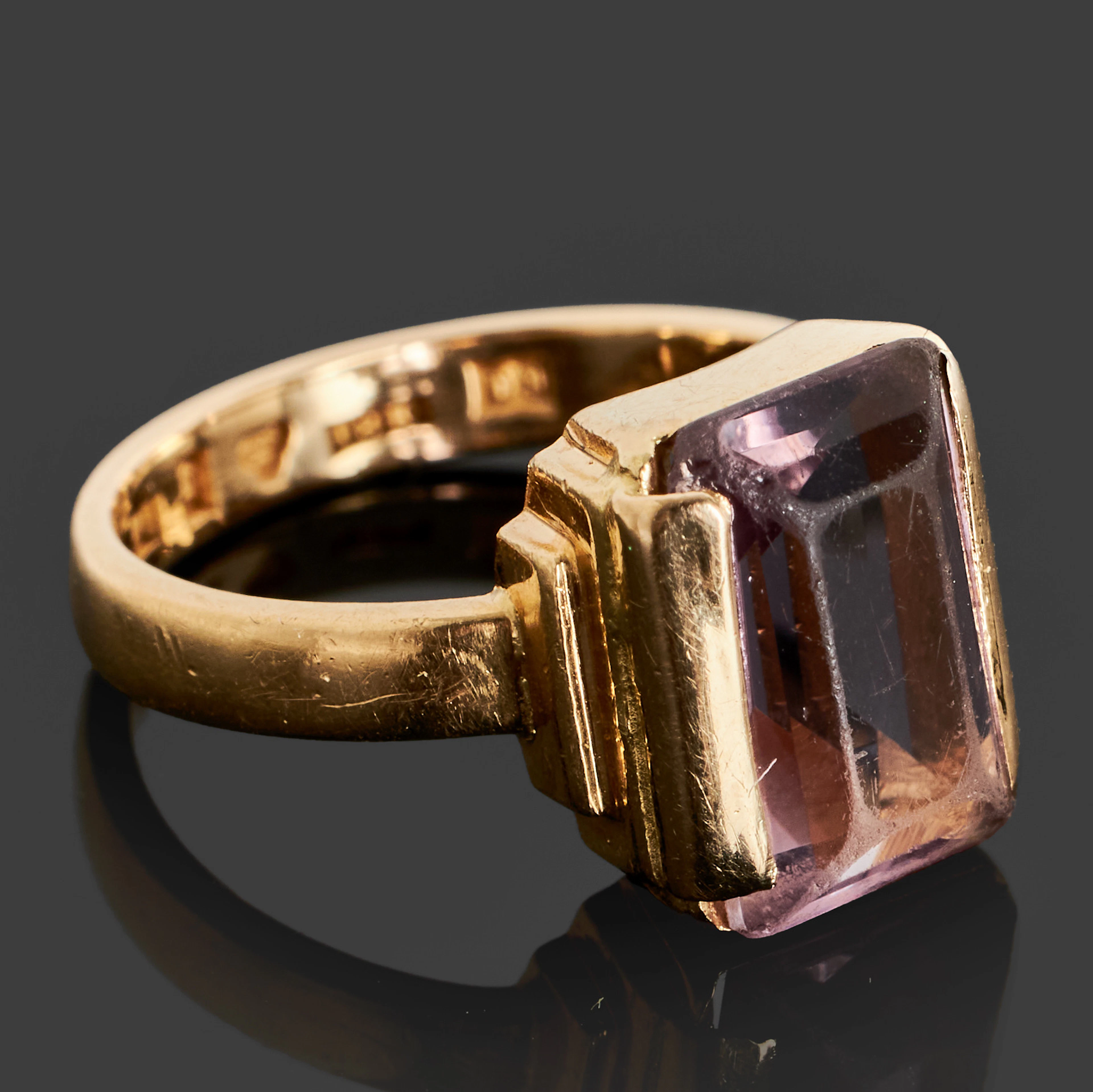WIWEN NILSSON. Ring, 18k guld dekorerat med en trappslipad ametisti