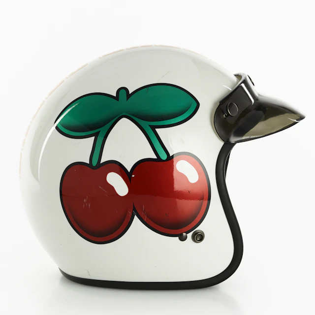 HJÄLM, "Momo design fighter pacha", med körsbärsdesign.