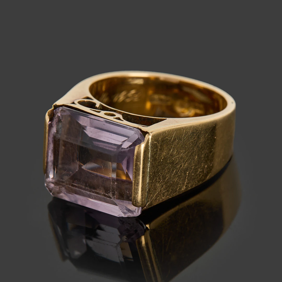 KLACKRING, 18k guld dekorerat med en trappslipad ametist.