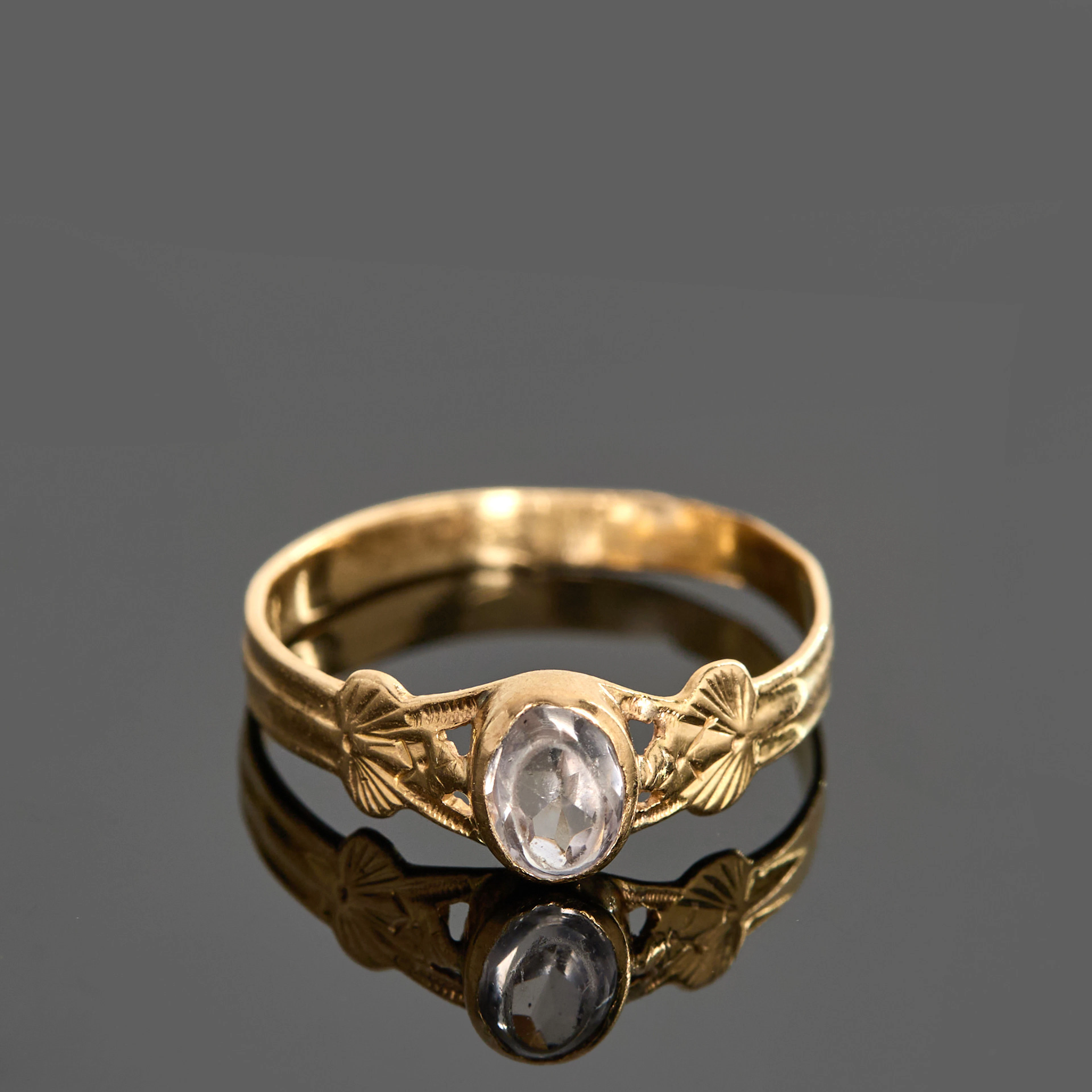 RING, 18k guld, jugend, 1912, genombruten ciselerad dekor i form av