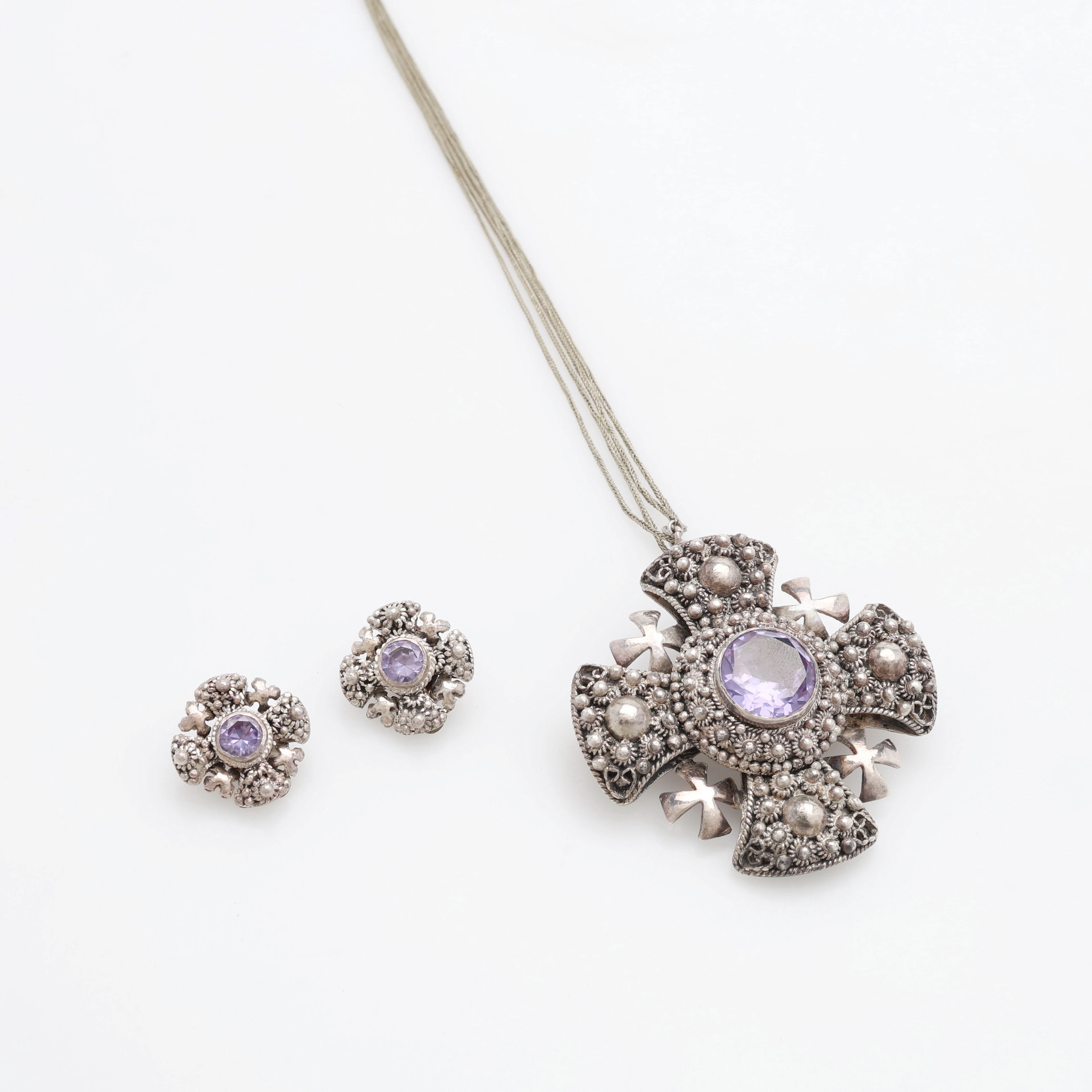 HALSKEDJA MED HÄNGE & ETT PAR ÖRHÄNGEN, SILVER & SYNTETISKA VIOLETTA