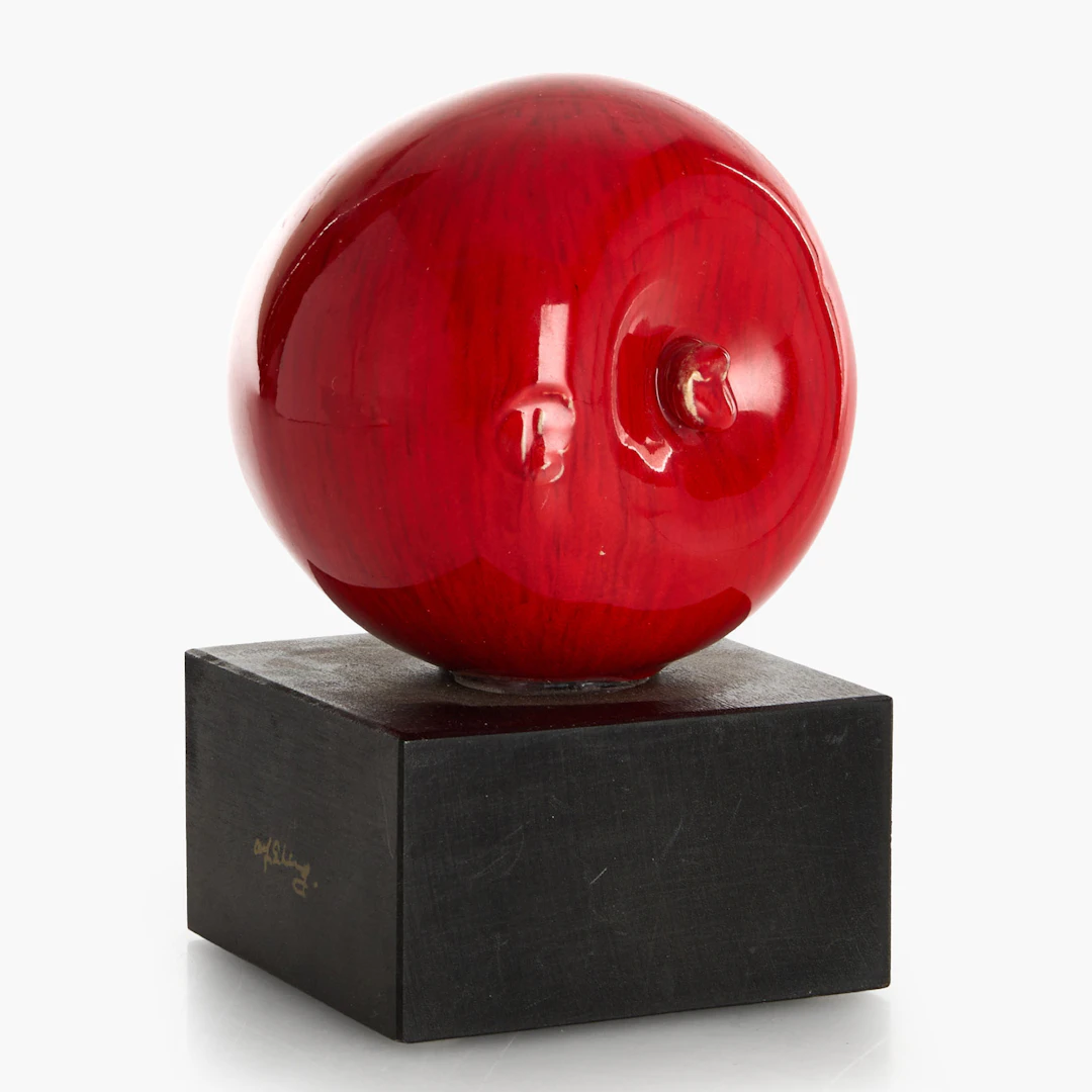 ALF EKBERG. Skulptur, Äpple, rödglaserad keramik, på träsockel, signerad.