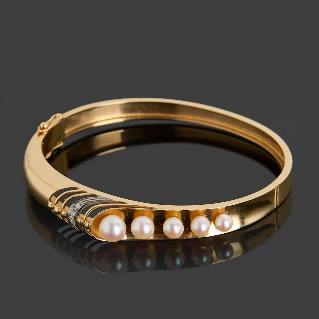 ARMRING, 18k guld, vitguld, genombruten dekor dekorerat med 4 st enkelslipade