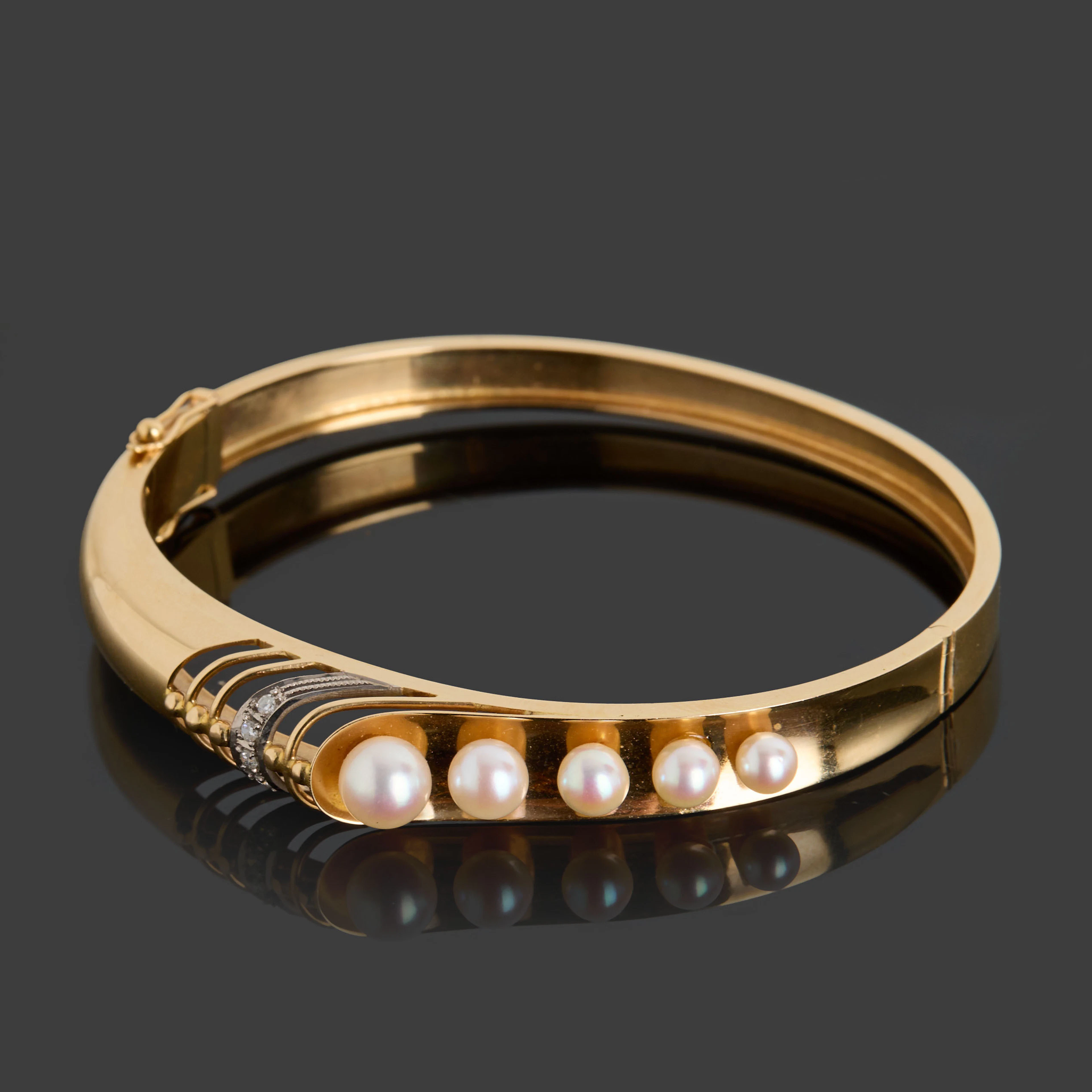 ARMRING, 18k guld, vitguld, genombruten dekor dekorerat med 4 st enkelslipade