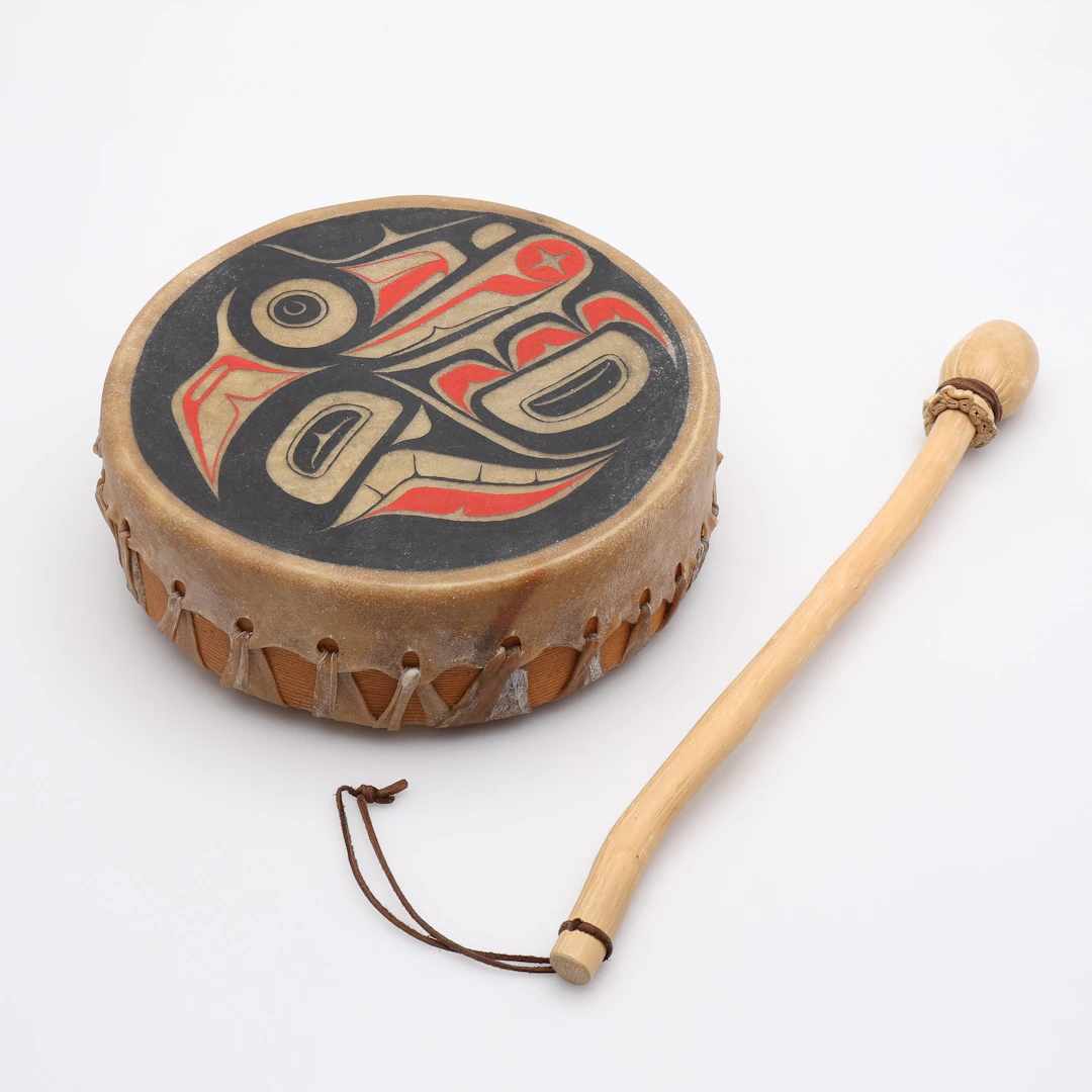 ÖRNTRUMMA/EAGLE DRUM, VÄSTLIG RÖD CEDER OCH BEMÅLAD HJORTHUD TLINGIT