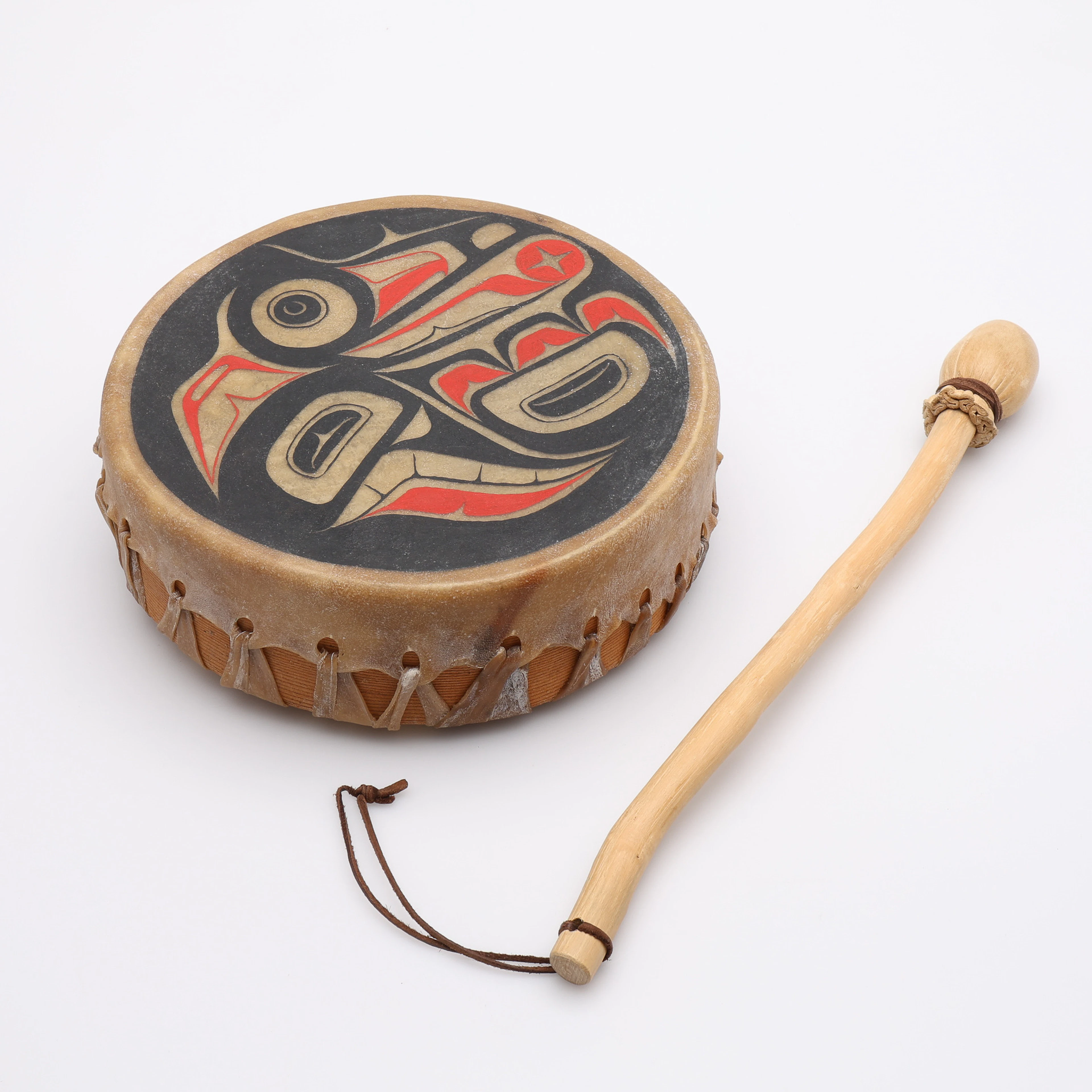 ÖRNTRUMMA/EAGLE DRUM, VÄSTLIG RÖD CEDER OCH BEMÅLAD HJORTHUD TLINGIT