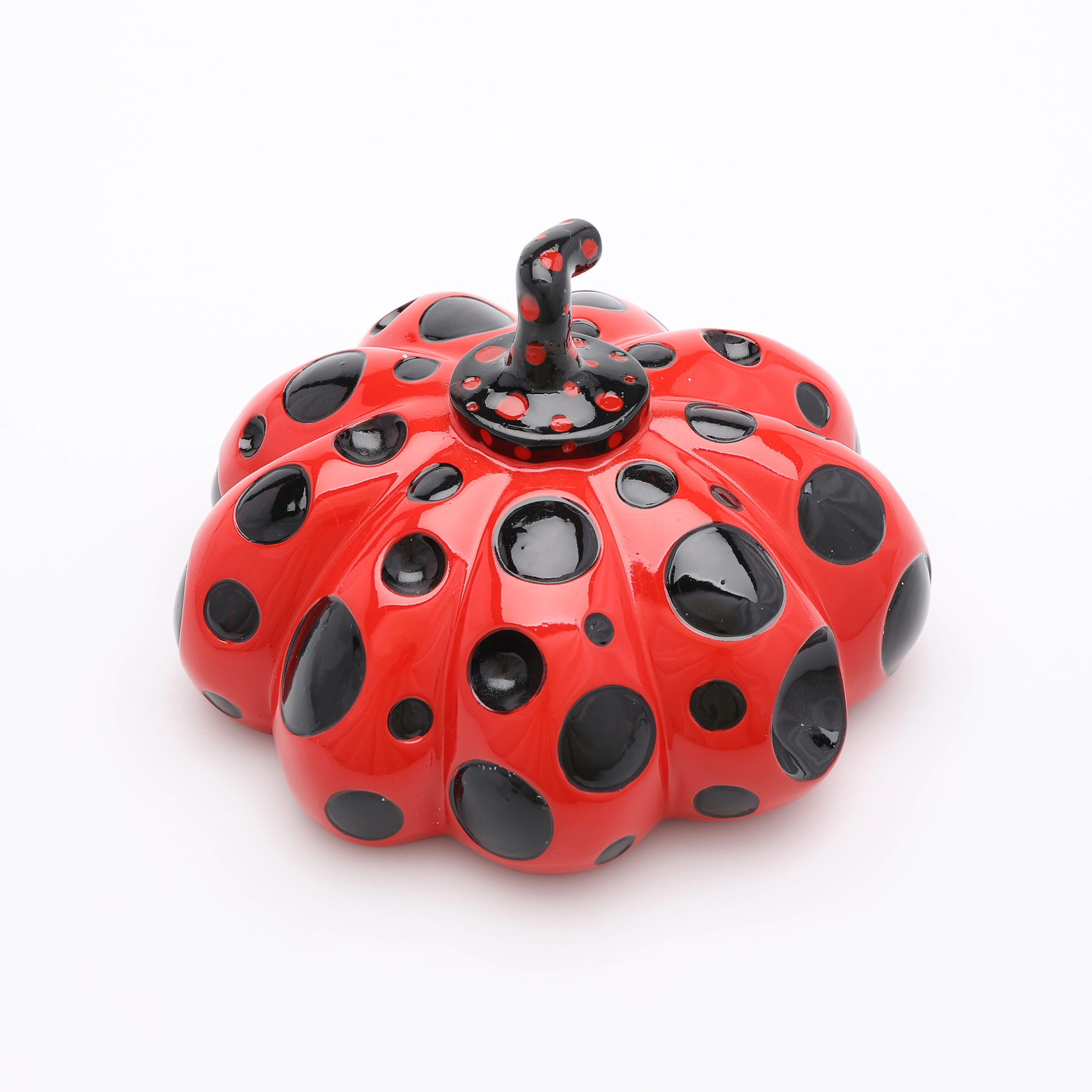 YAYOI KUSAMA. MULTIPEL, "RED PUMPKIN NAOSHIMA", LACKAD KONSTMASSA.