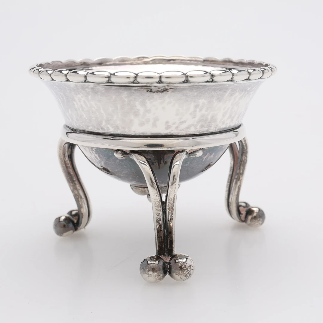GEORG JENSEN. SKÅL PÅ FÖTTER, STERLINGSILVER, MODELL NO 20, DANMARK, 1925-1932.