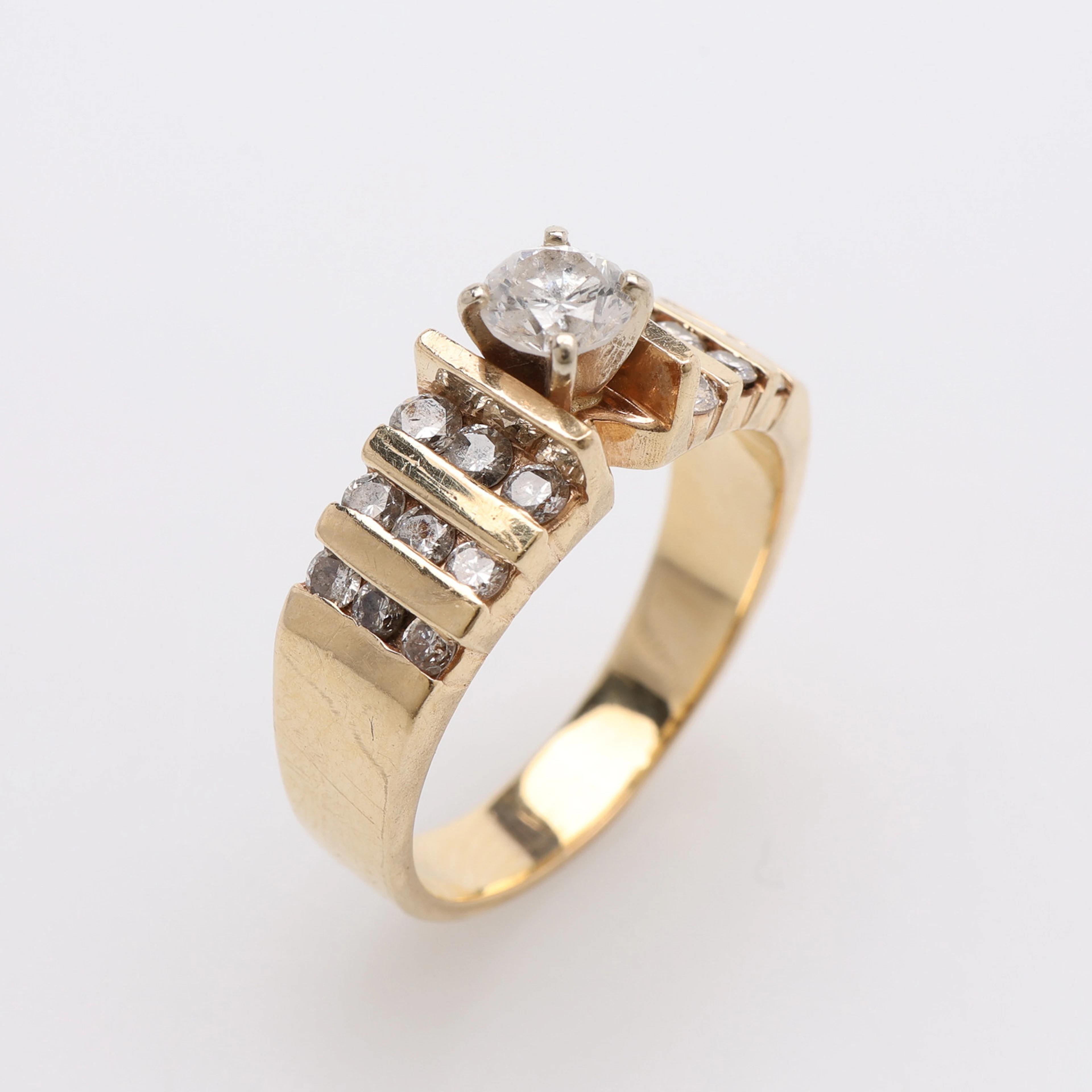 RING, 14K GULD MED BRILJANTER.