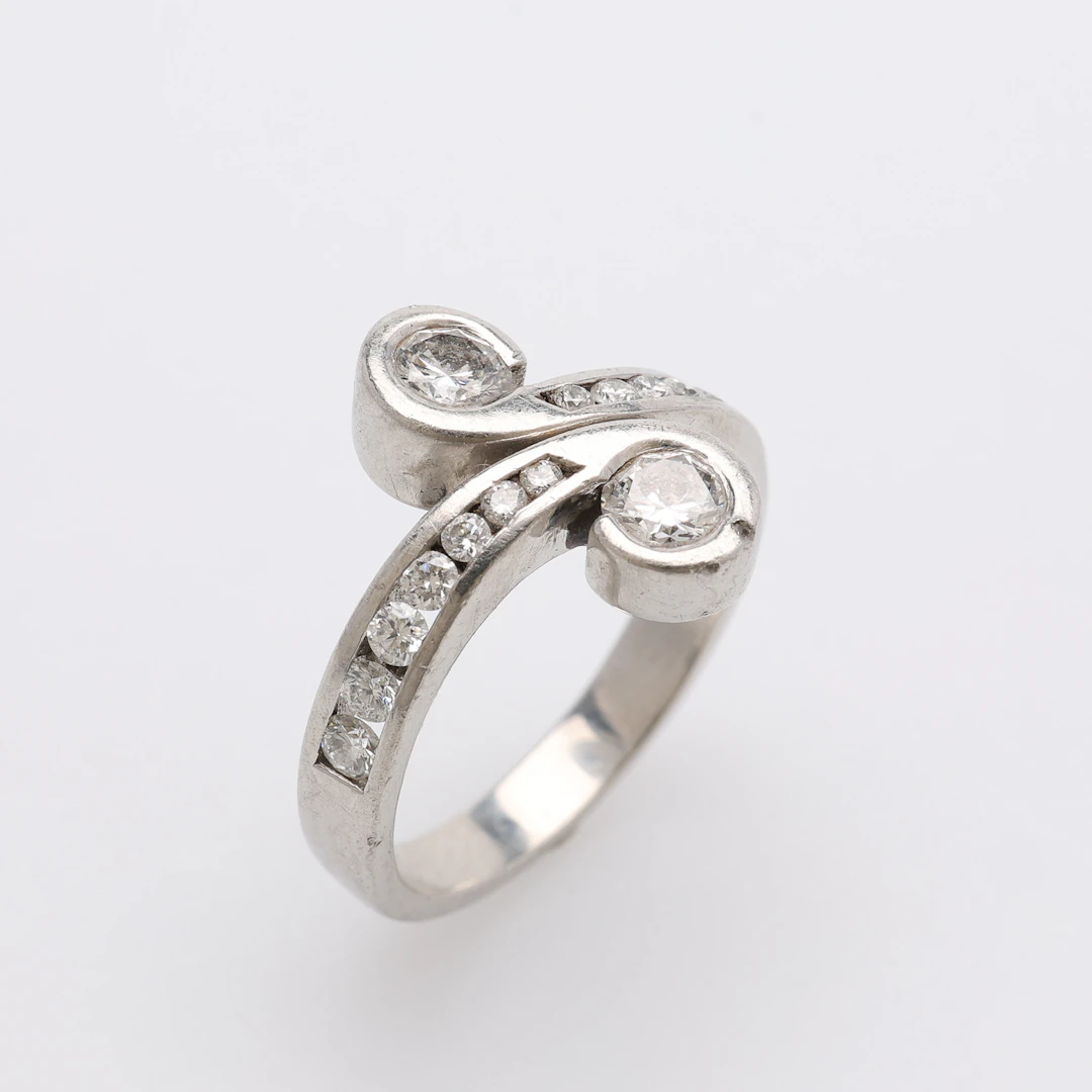 RING, PLATINA & DIAMANTER OM SAMMANLAGT CIRKA 0,45 CT, JOSIAH WEDGWOOD