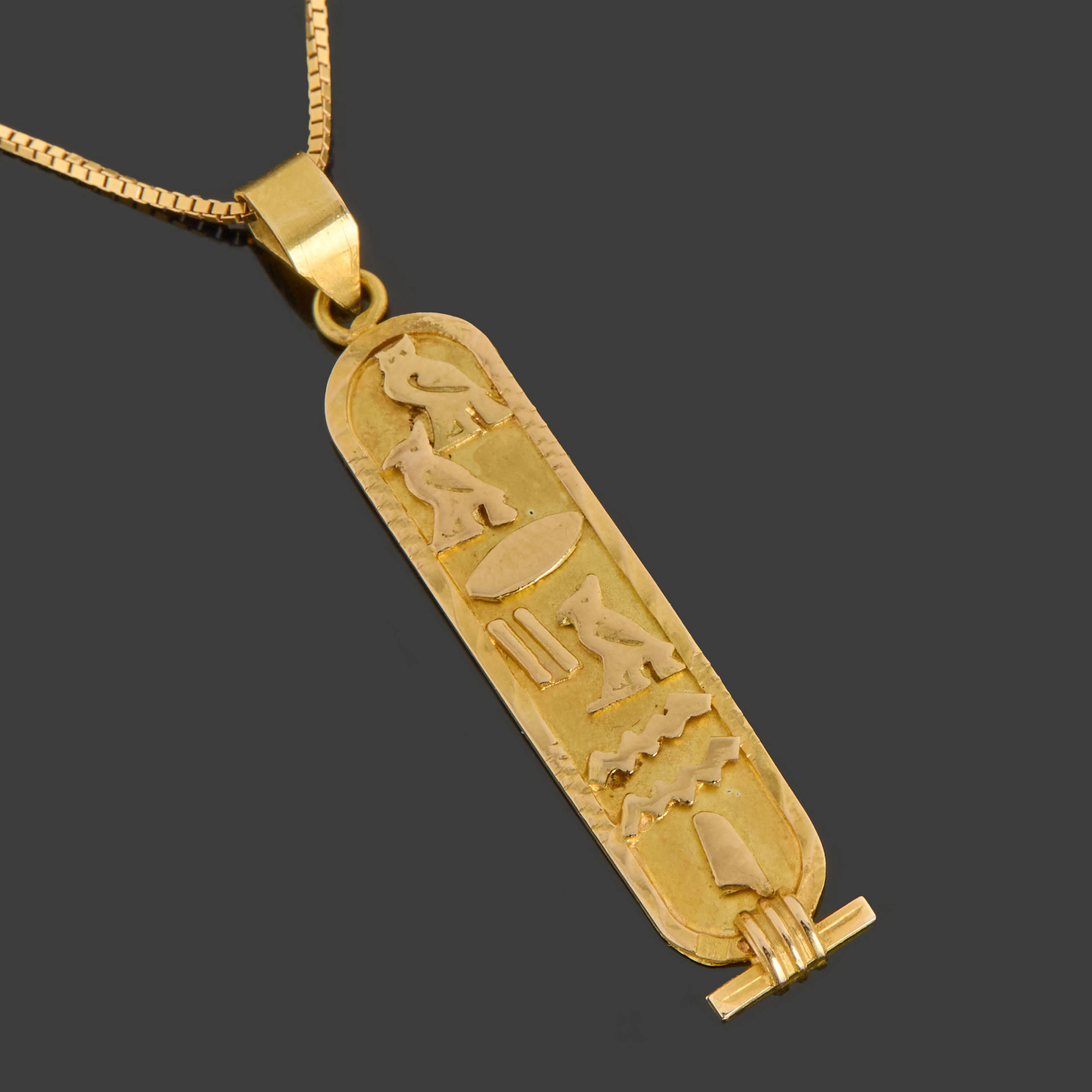 COLLIER, 18k guld, Venetiansk-länk, hänge med dekor av hieroglyfer, Egypten.