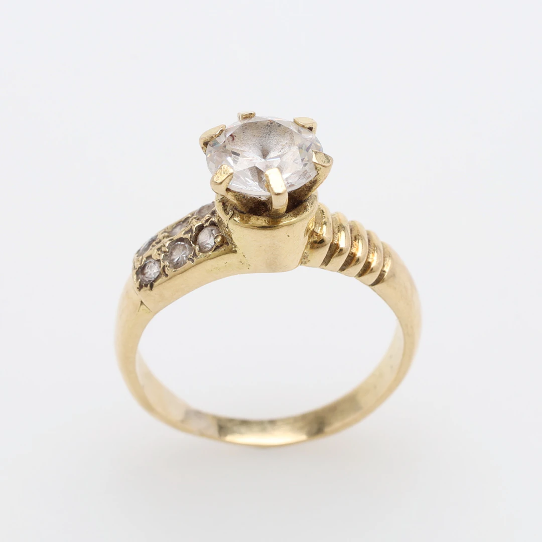 RING, 18K GULD & GLAS, SKENAN STÄMPLAD I PARIS 1819-1838, TOTALT 3,9 GRAM.