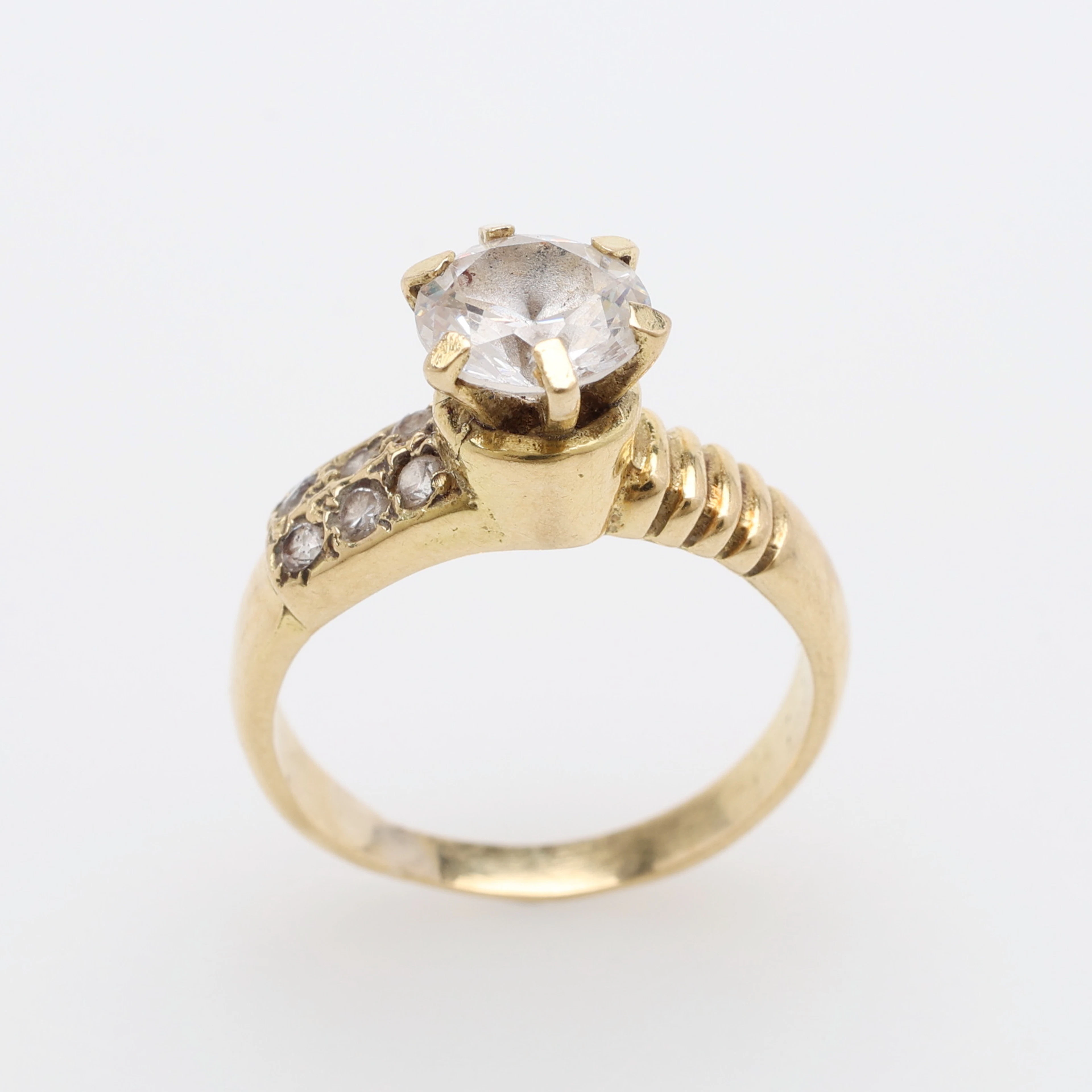 RING, 18K GULD & GLAS, SKENAN STÄMPLAD I PARIS 1819-1838, TOTALT 3,9 GRAM.