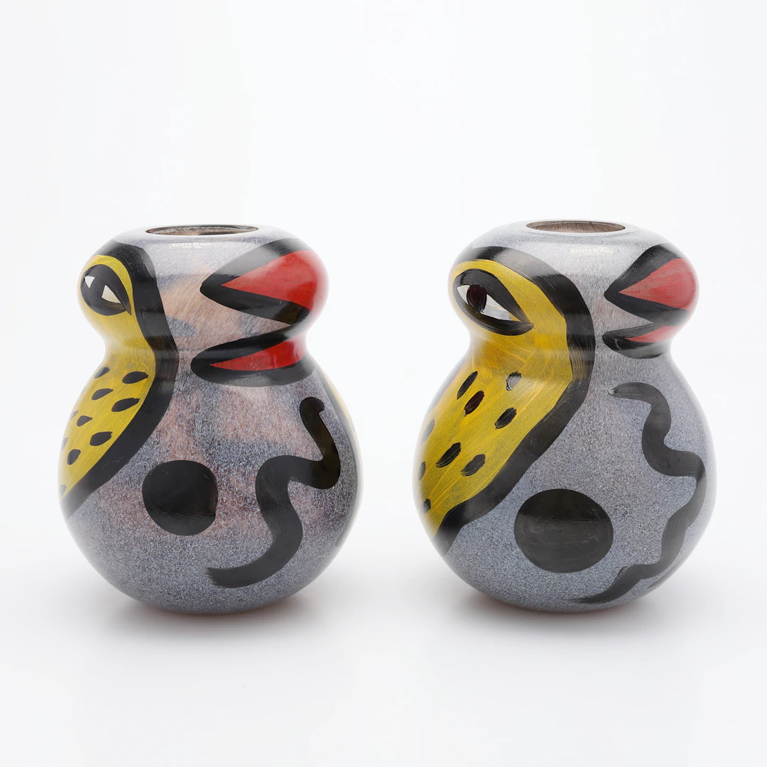 ULRICA HYDMAN-VALLIEN. VASER, TVÅ STYCKEN, "BIRDY", KOSTA BODA ARTISTS
