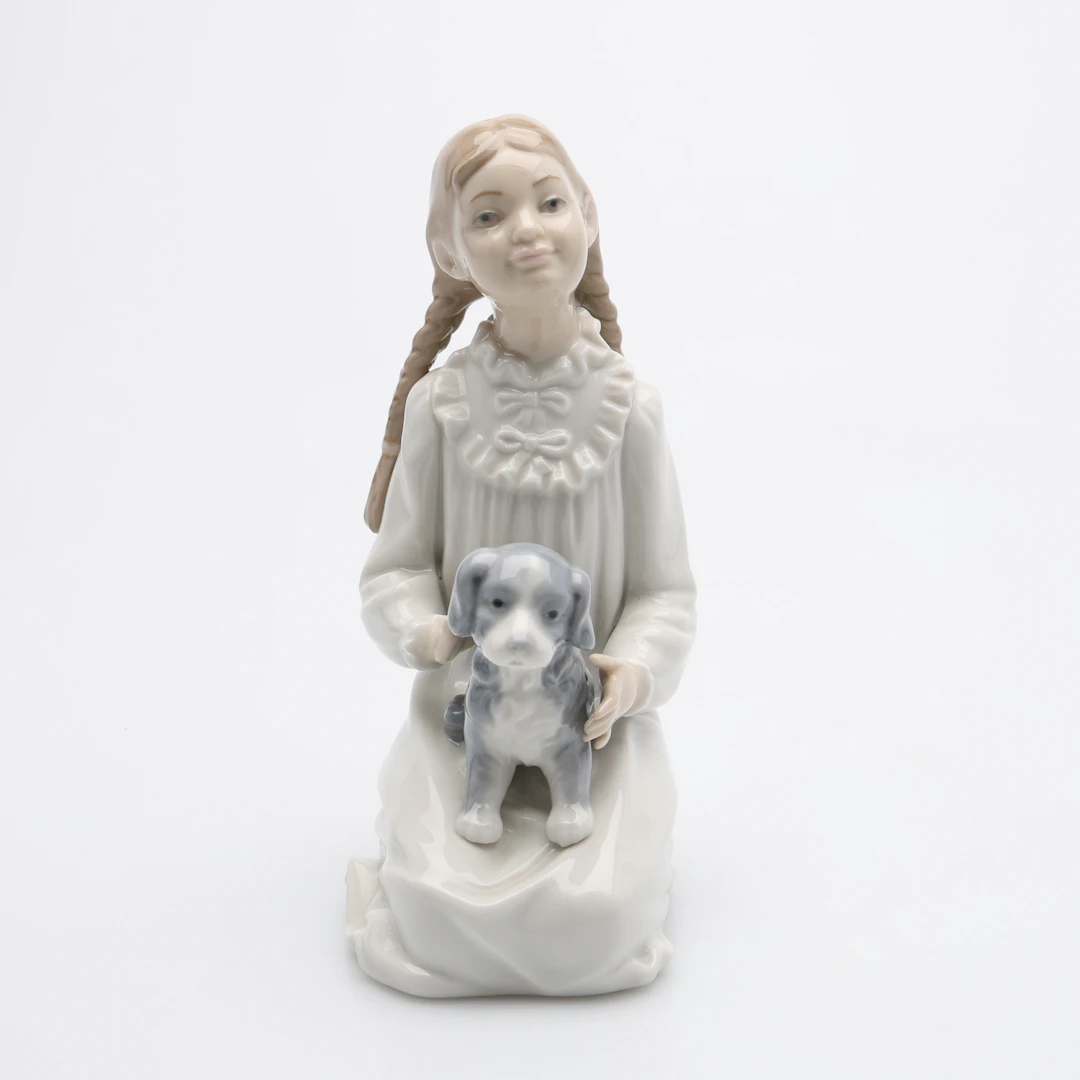 PORSLINSFIGUREN, FLICKA MED HUND, NAO.