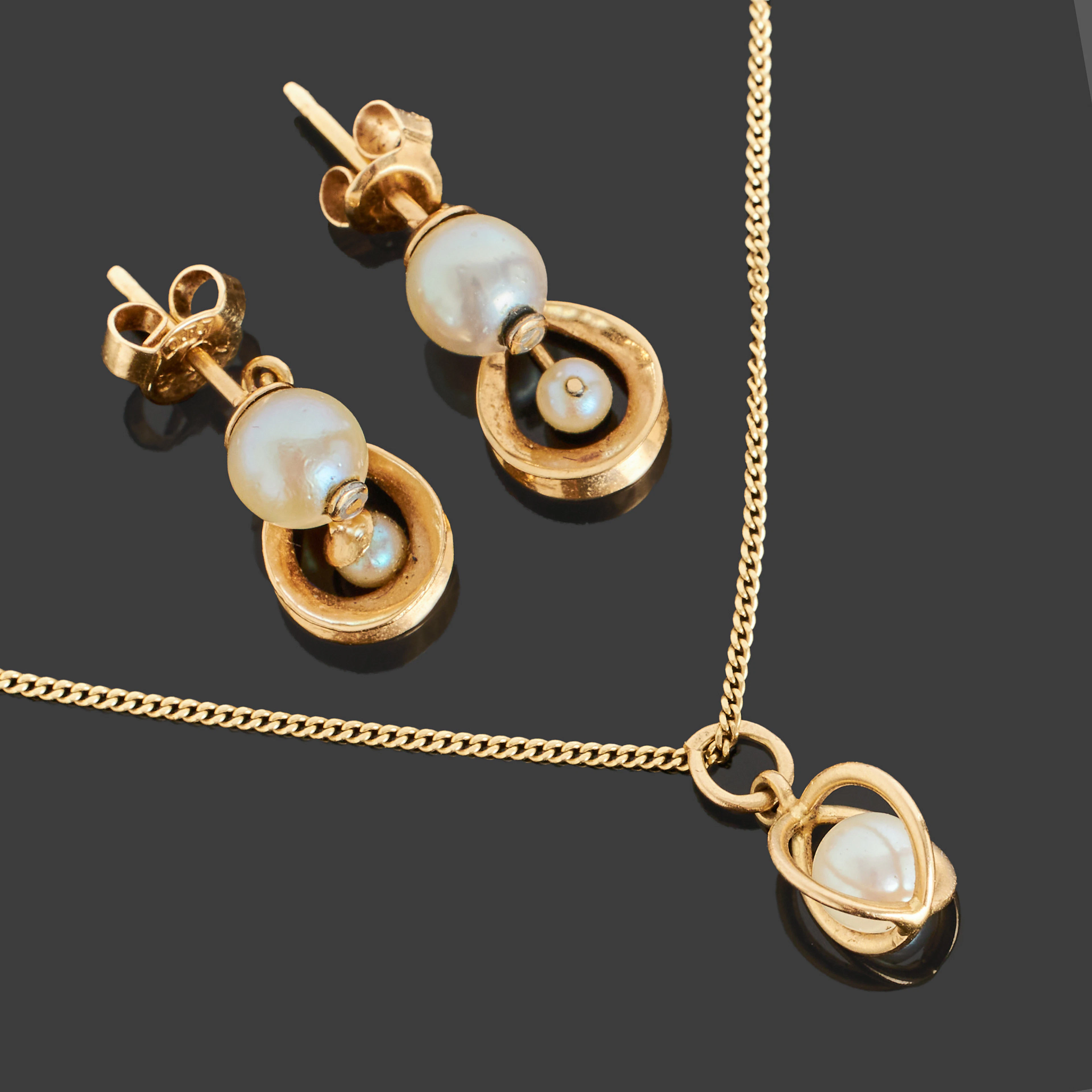COLLIER & ÖRHÄNGEN, ett par, 18k guld, genombruten dekor, odlade pärlor.