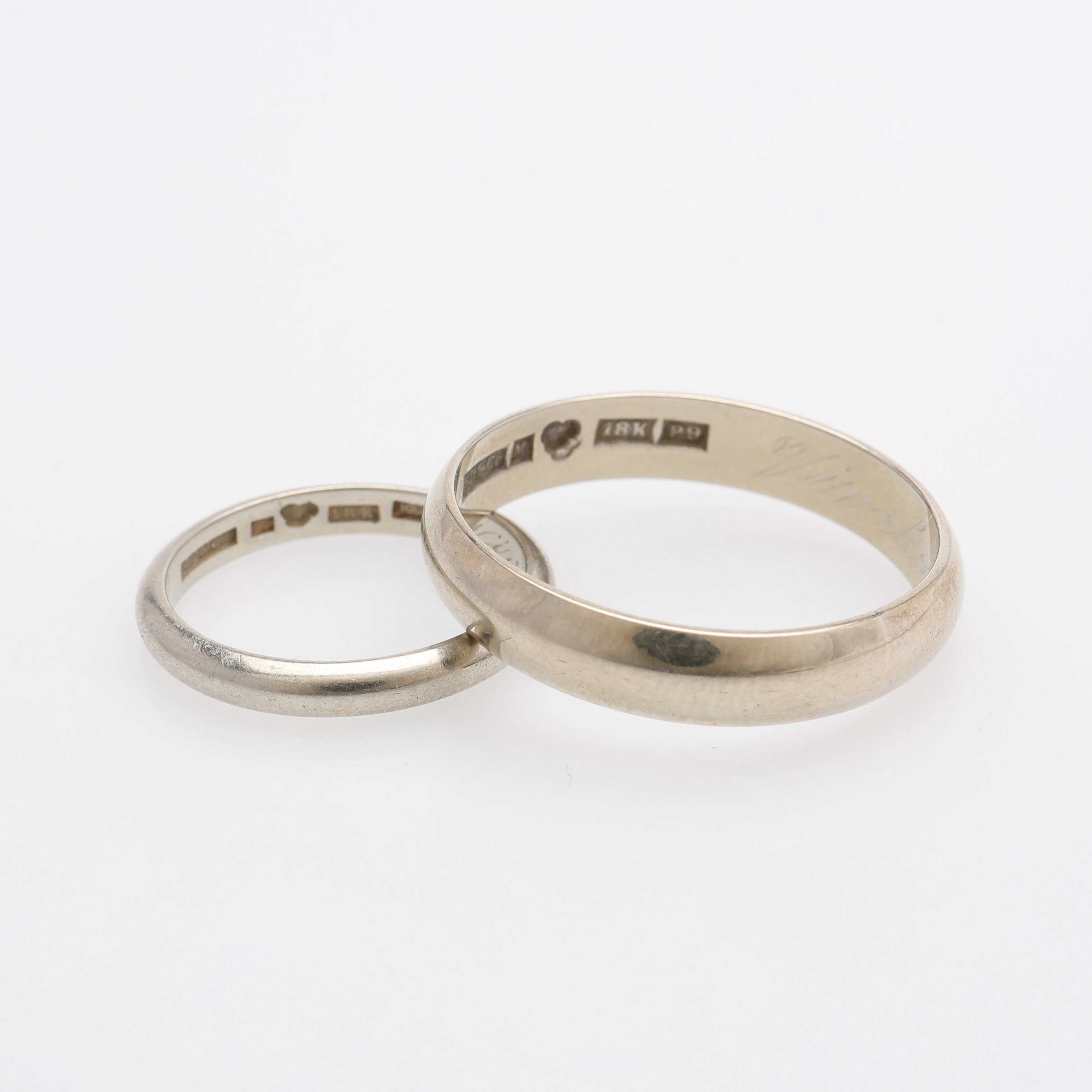 RINGAR, TVÅ STYCKEN, 18K VITGULD, TOTAL VIKT CA 11,3 GRAM.
