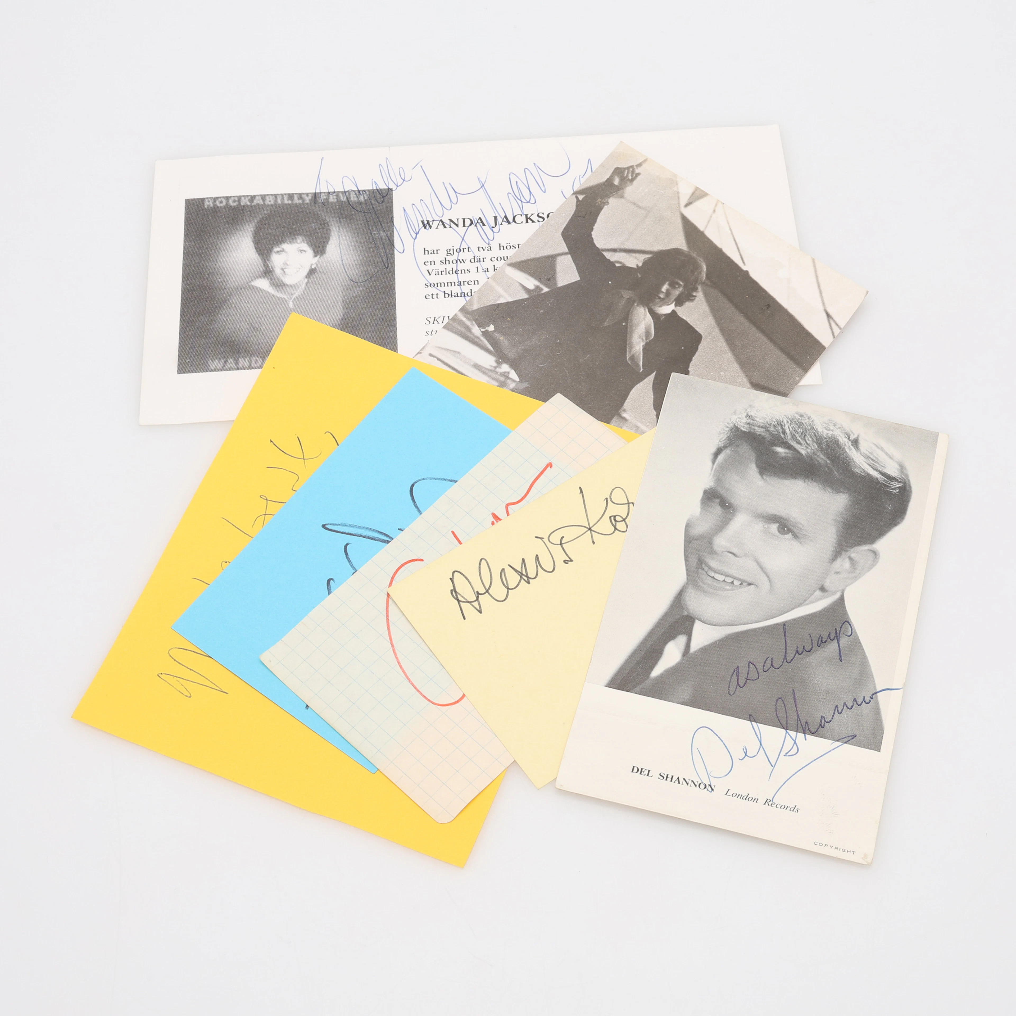 AUTOGRAF. 7 AUTOGRAFER MED MUSIKANKNYTNING.