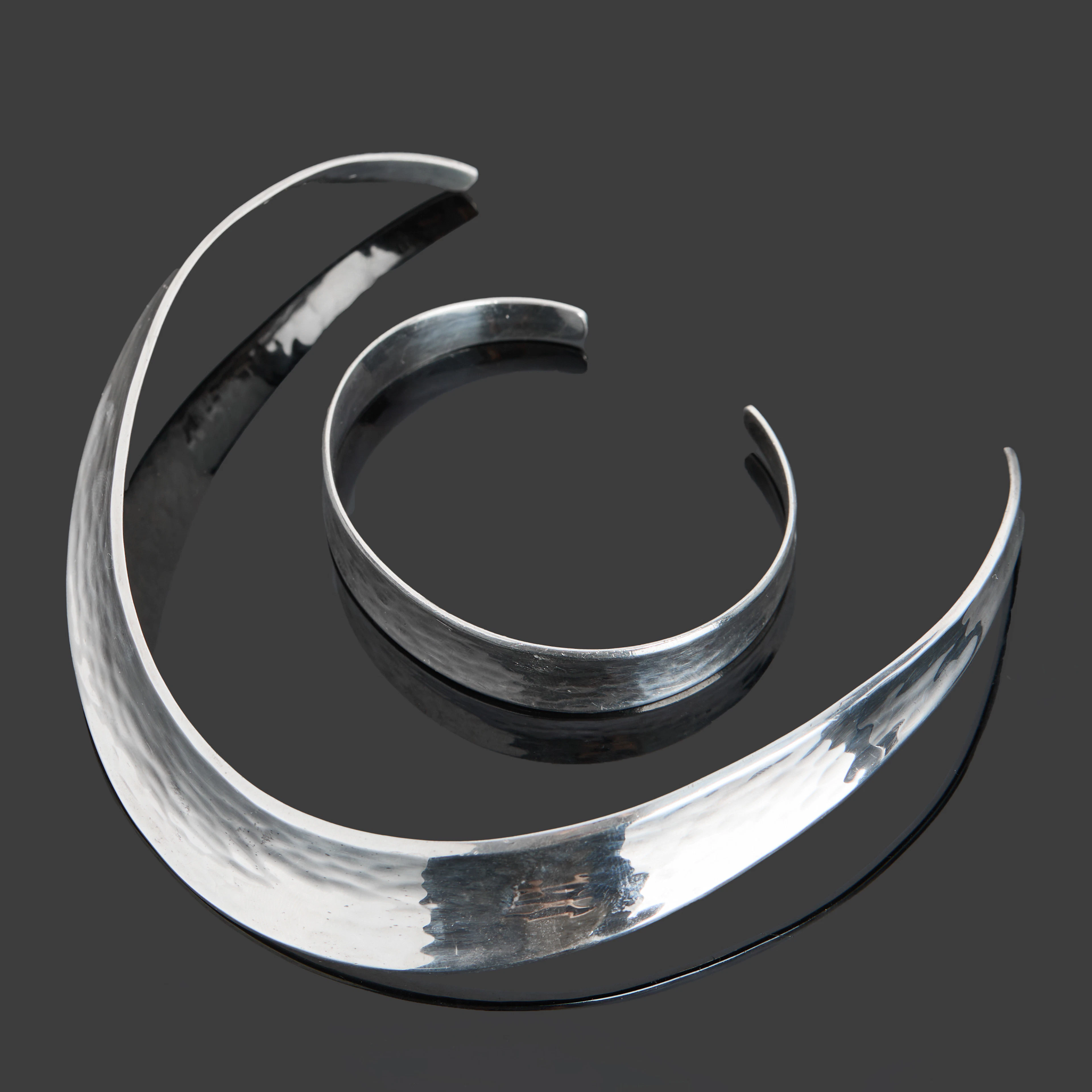 KARL-ERIK PALMBERG & ALTON, halsring samt armring, hamrad dekor, armring