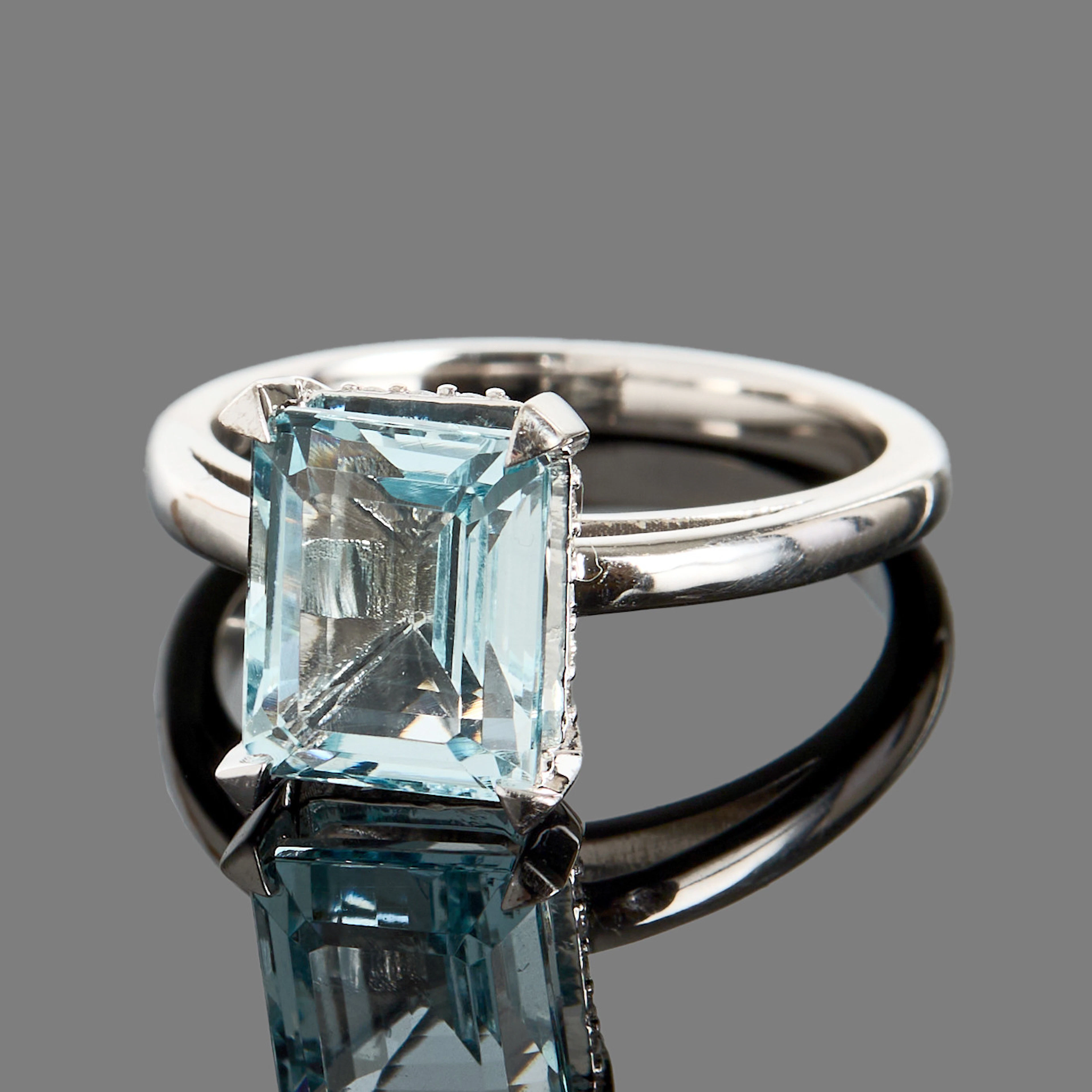 RING, 9k vitguld med en akvamarin ca 3.70ct, dekor under akvamarin