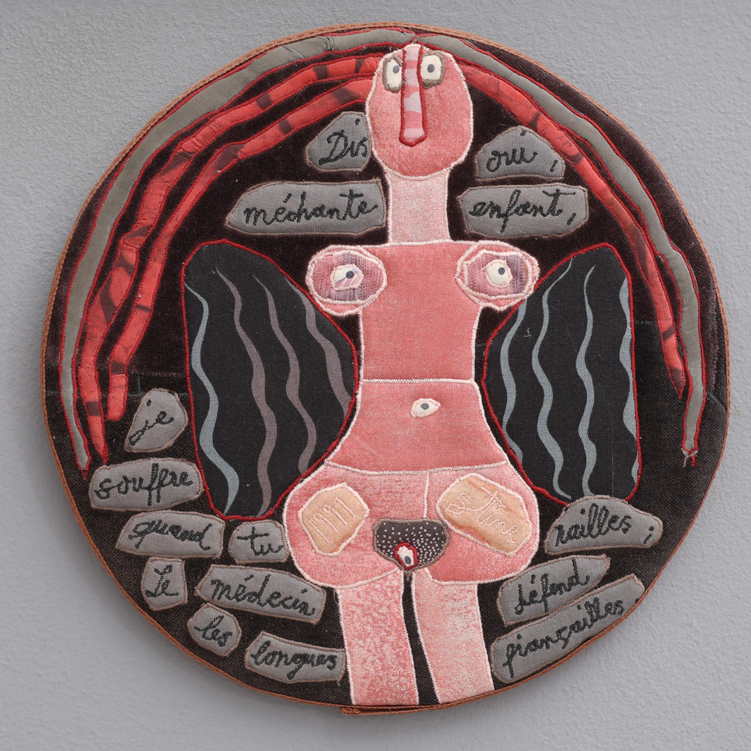 KRISTINA VAN WYNSBERGHE 1939-. TYGAPPLIKATION, "DIS OUI,...", SIGNERAD