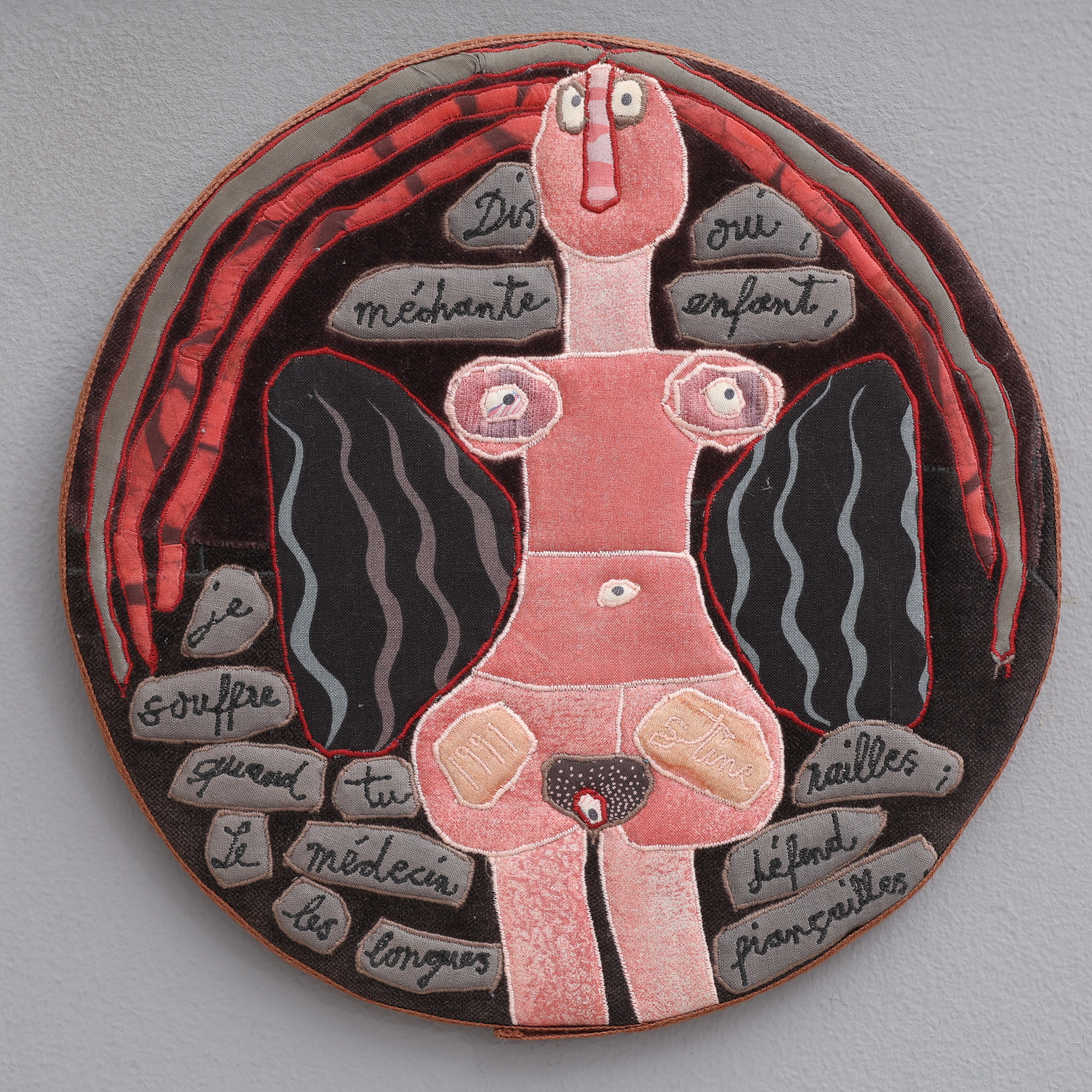 KRISTINA VAN WYNSBERGHE 1939-. TYGAPPLIKATION, "DIS OUI,...", SIGNERAD