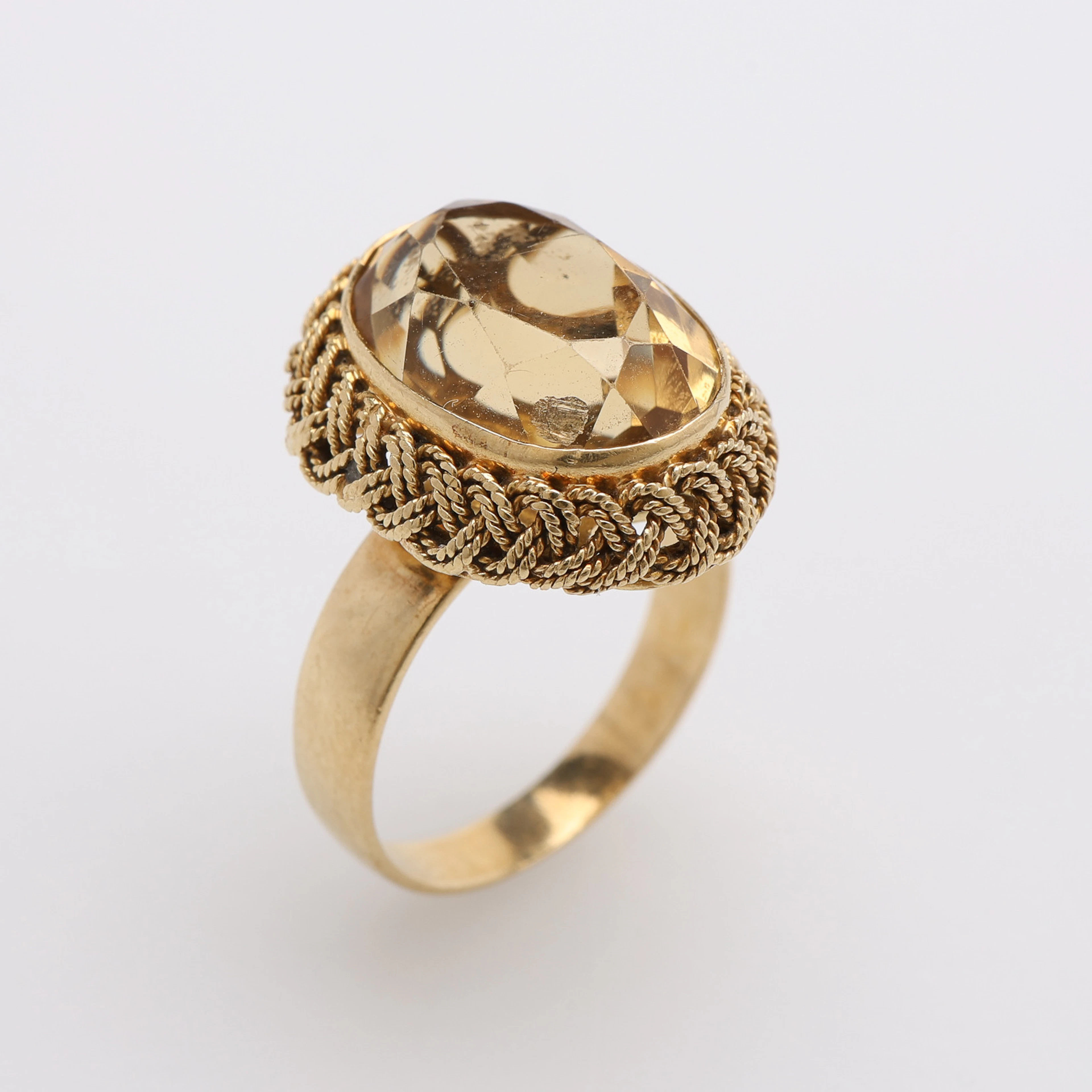 RING, 18 k guld med facettslipad oval citrin, 5,6 g.
