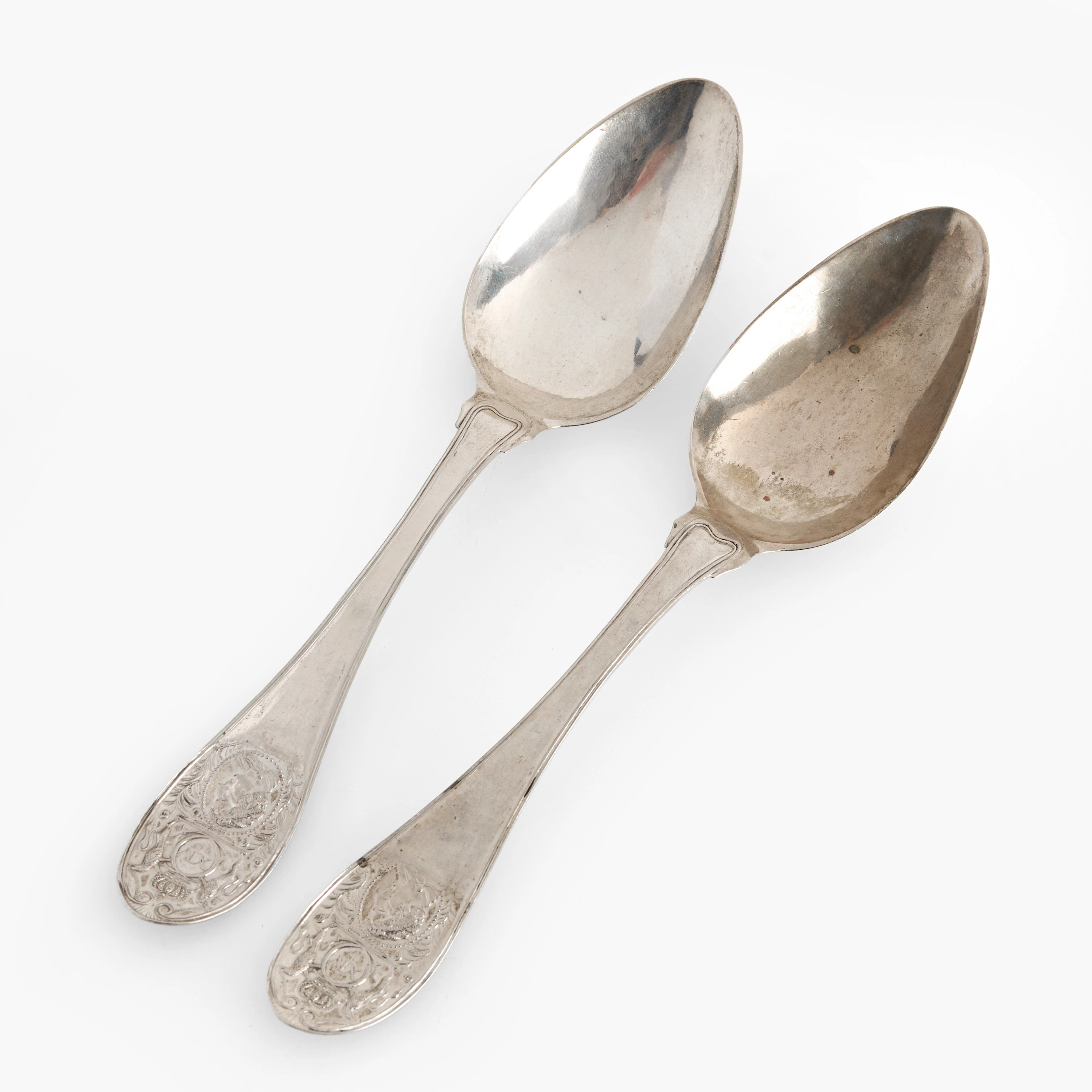 BELÖNINGSSKEDAR, 2 st, silver, med Karl XIV Johans monogram samt porträtt