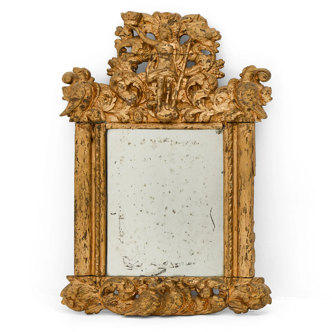 SPEGEL, barock, 1700-tal, träskuren dekor med fåglar och kristusgestalt.