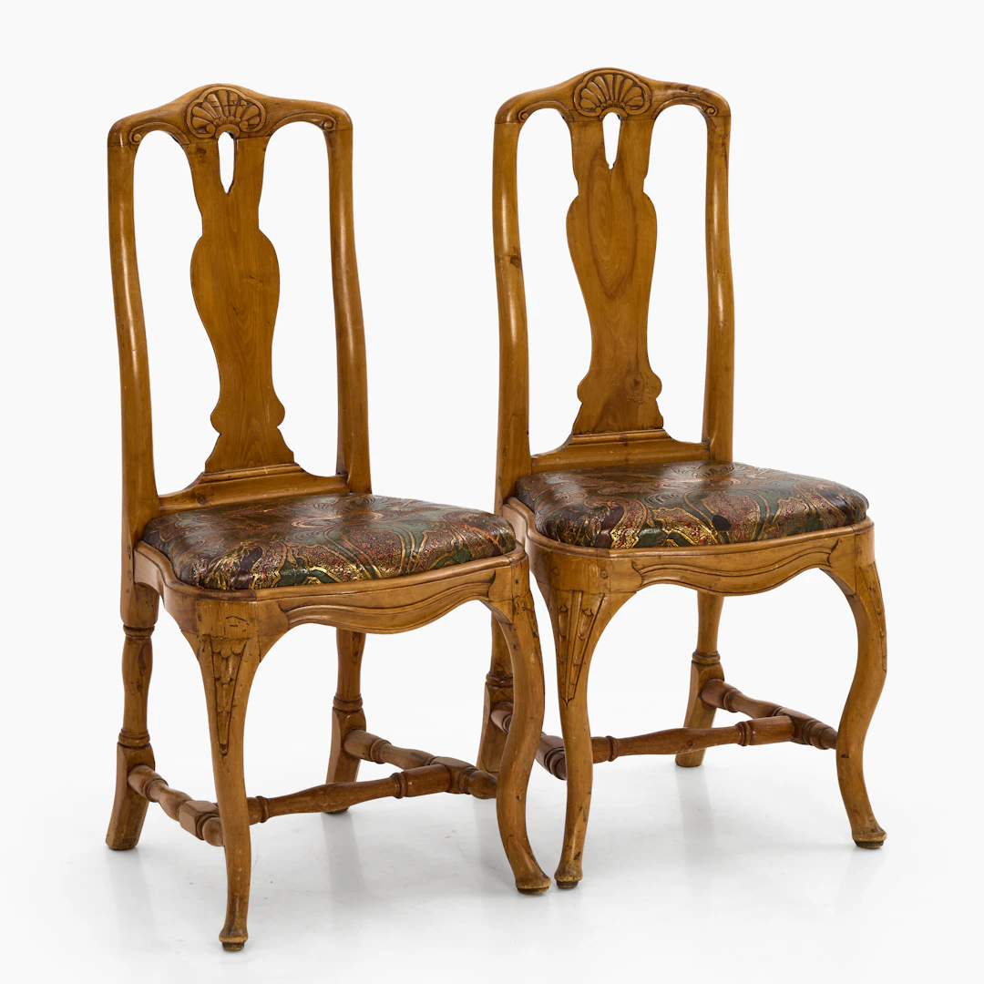 STOLAR, ett par, rokoko, 1700-tal. Klädda i gyllenläder.