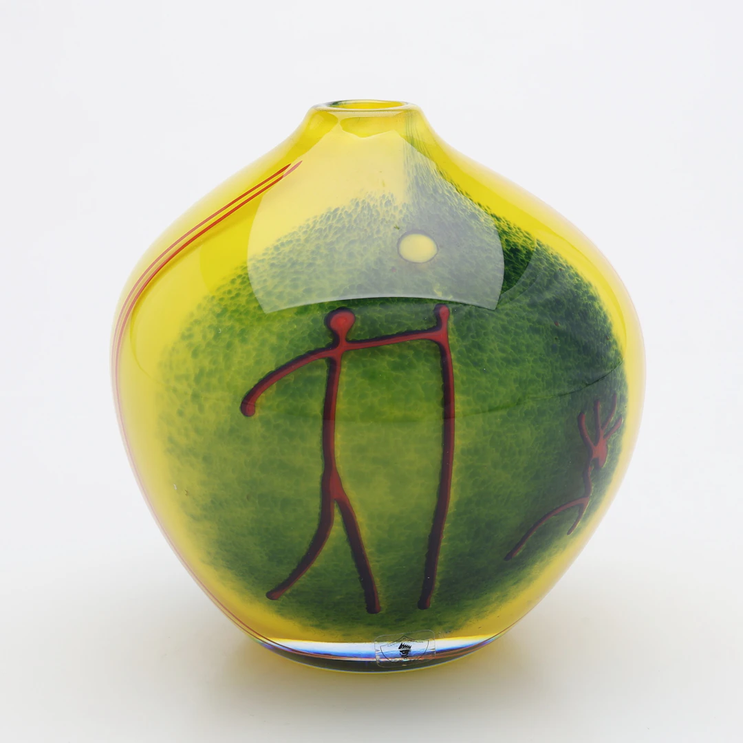 CARLOS PEBAQUE. VAS, HÄLLRISTNINGSMOTIV, GULLASKRUV, UNIK, 2013.