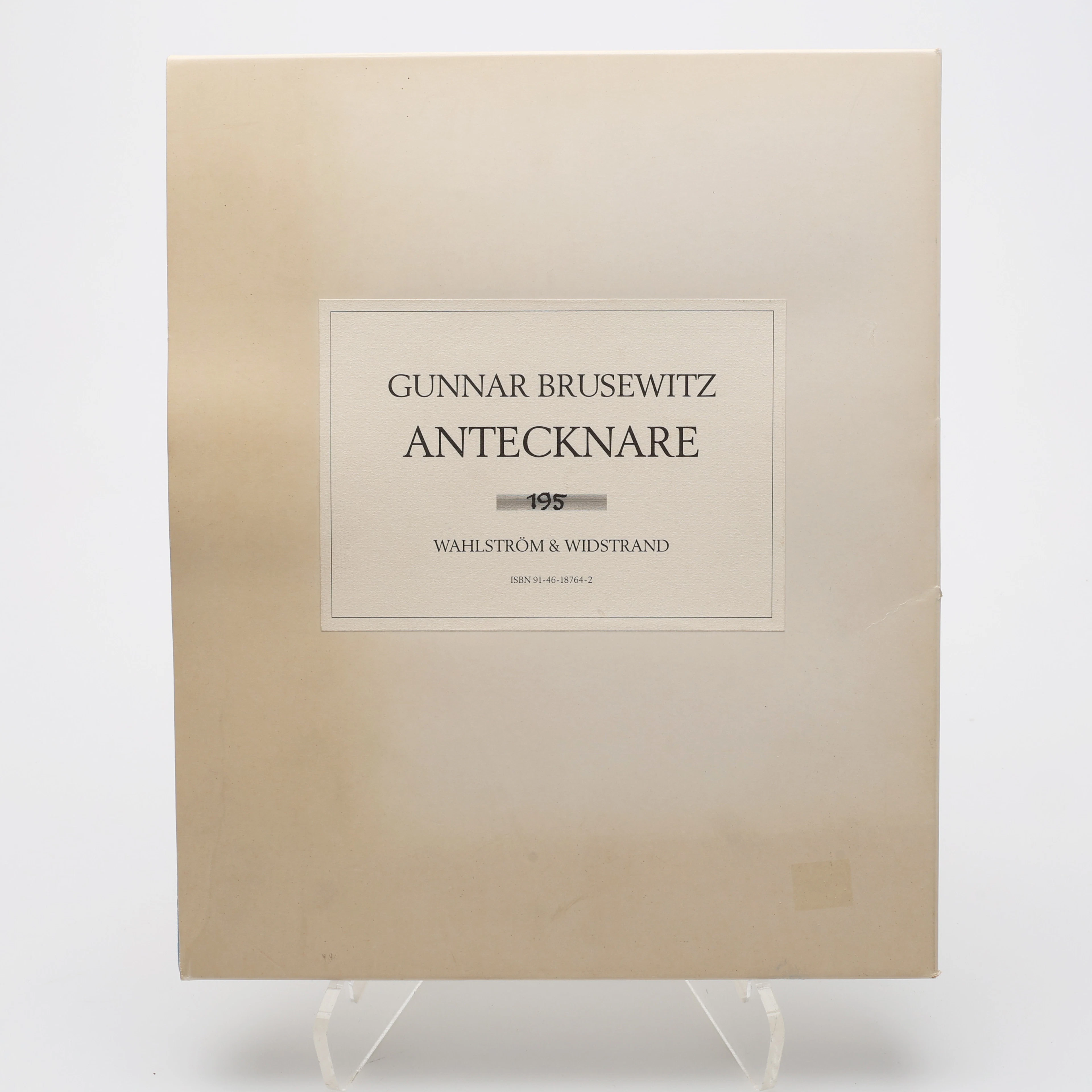 BIBLIOFILI. GUNNAR BRUSEWITZ ANTECKNARE MED EN SIGNERAD FÄRGLITOGRAFI.