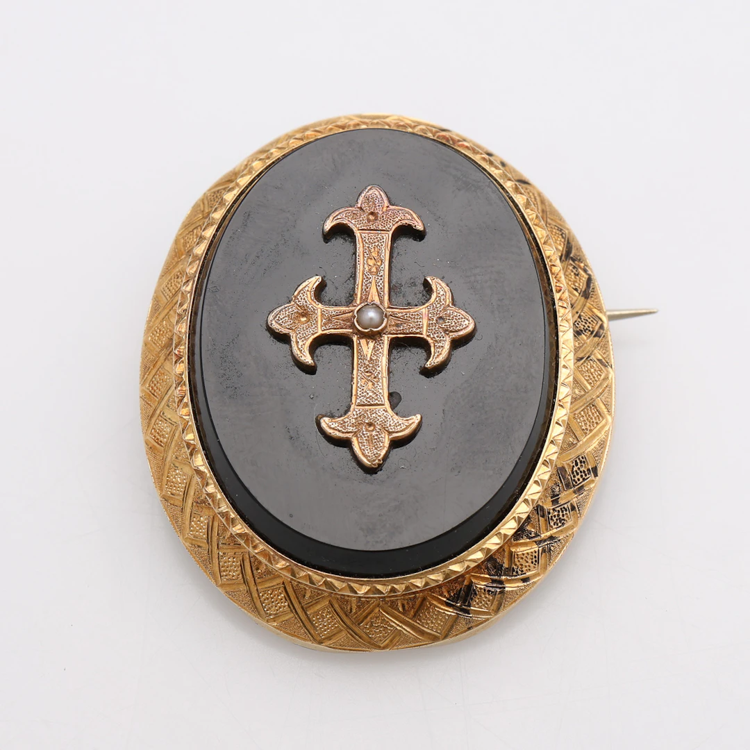 BROSCH, 18K GULD, ONYX & HALVPÄRLA, VIKTORIANSKT, 1800-TALETS ANDRA HÄLFT.