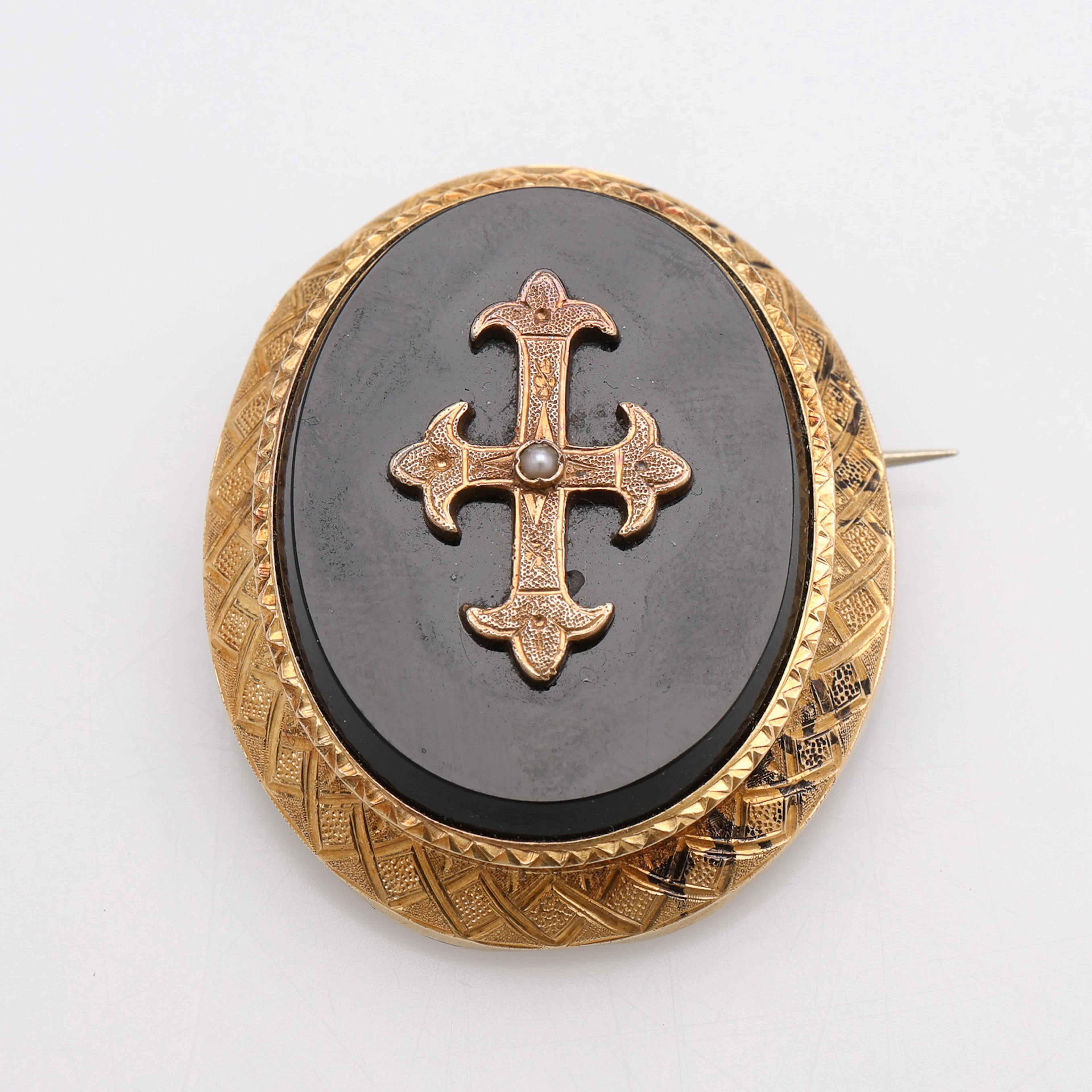 BROSCH, 18K GULD, ONYX & HALVPÄRLA, VIKTORIANSKT, 1800-TALETS ANDRA HÄLFT.