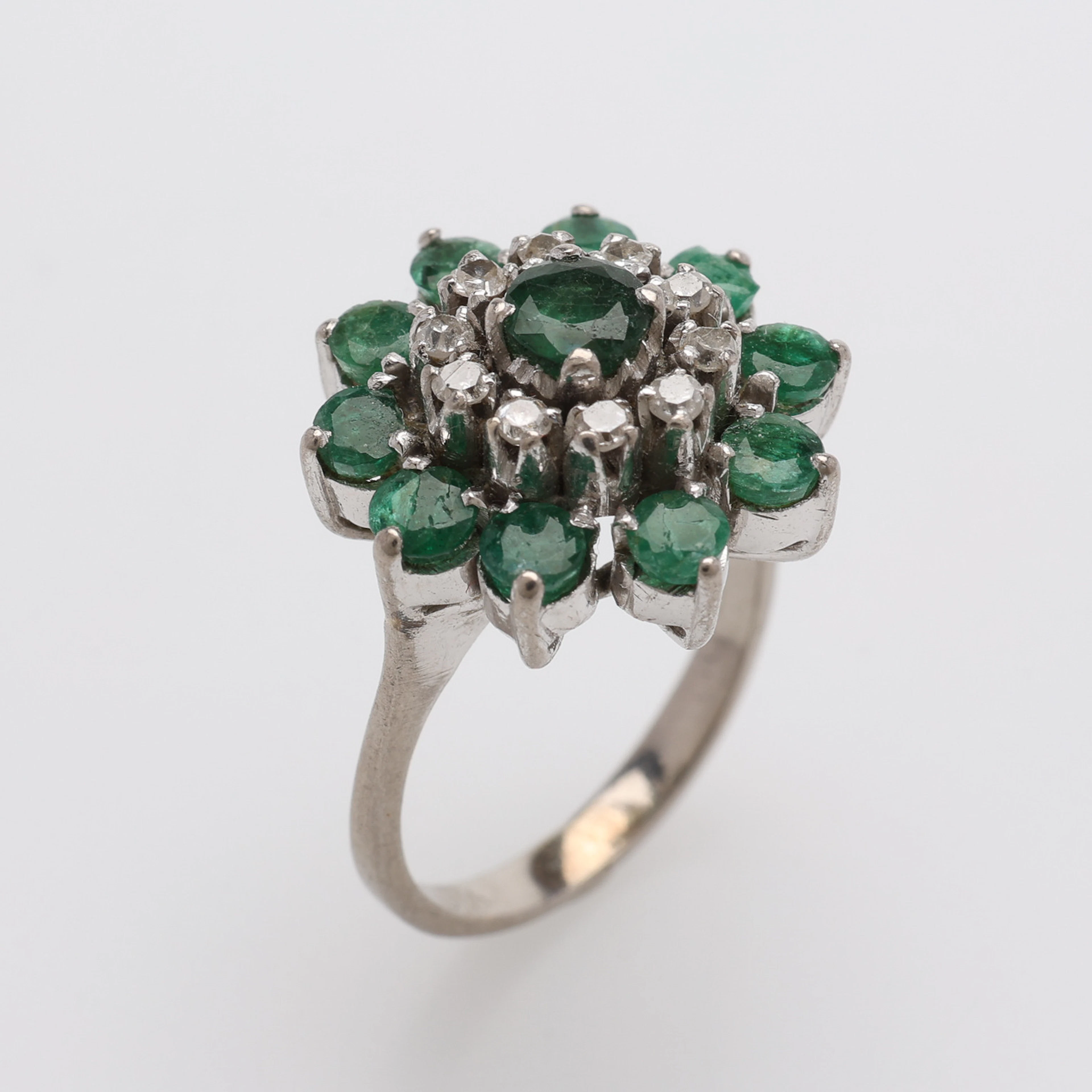 SMARAGD OCH DIAMANTRING, 18K VITGULD.