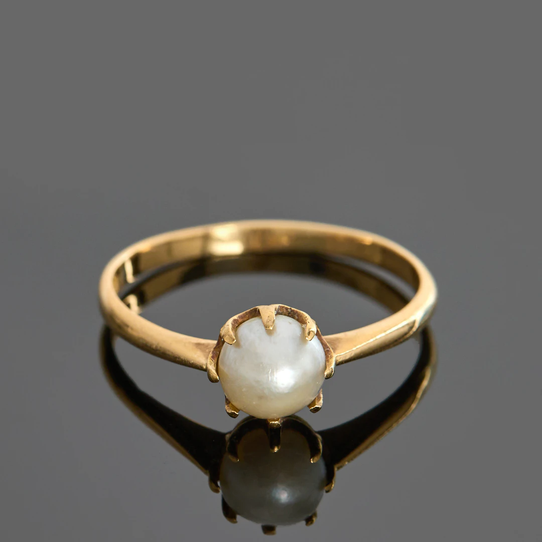 RING, 18k guld med en pärla, Lindström P, 1919, Stockholm.