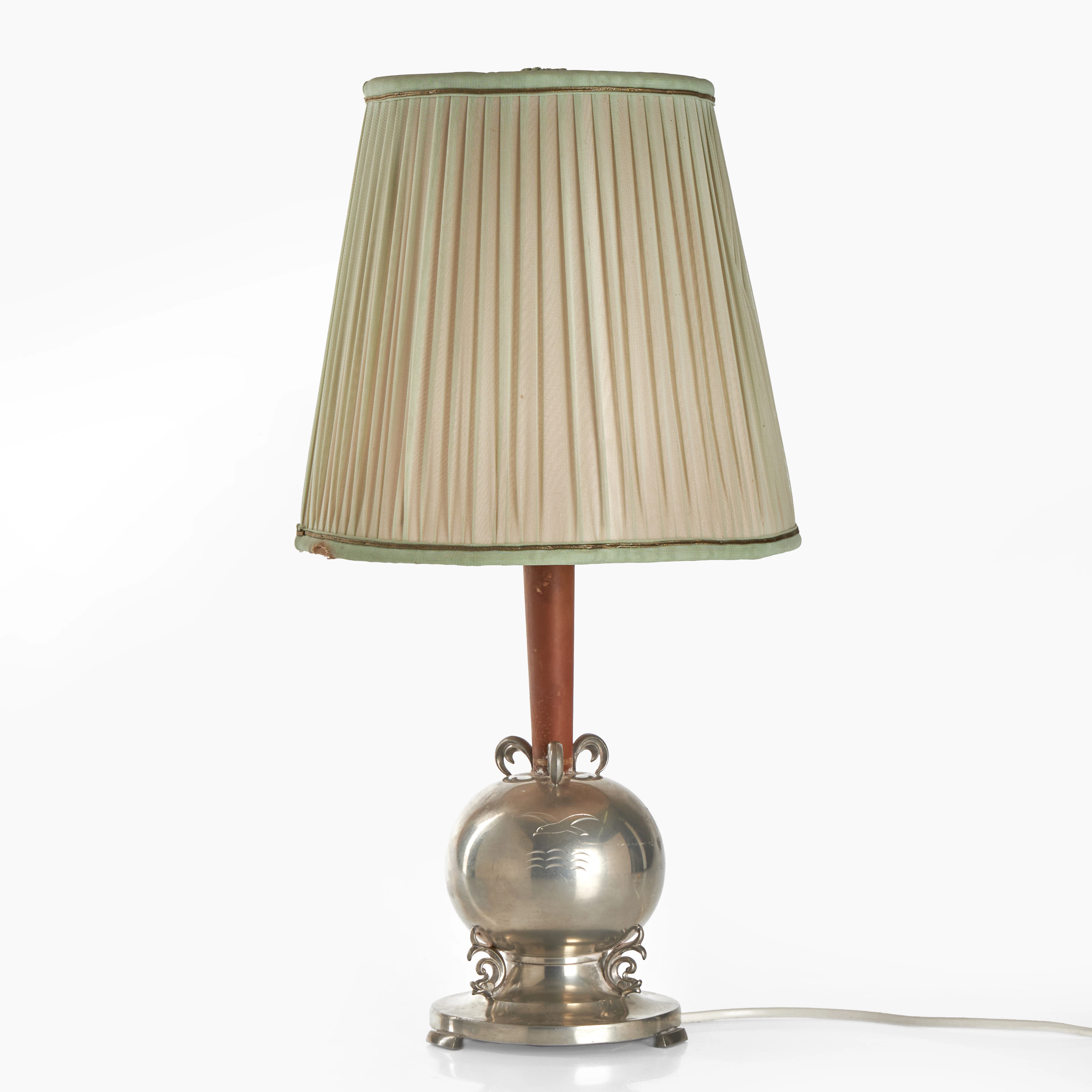 BORDSLAMPA, 1930-tal. Fot i tenn, otydligt stämpelmärkt. Plisserad