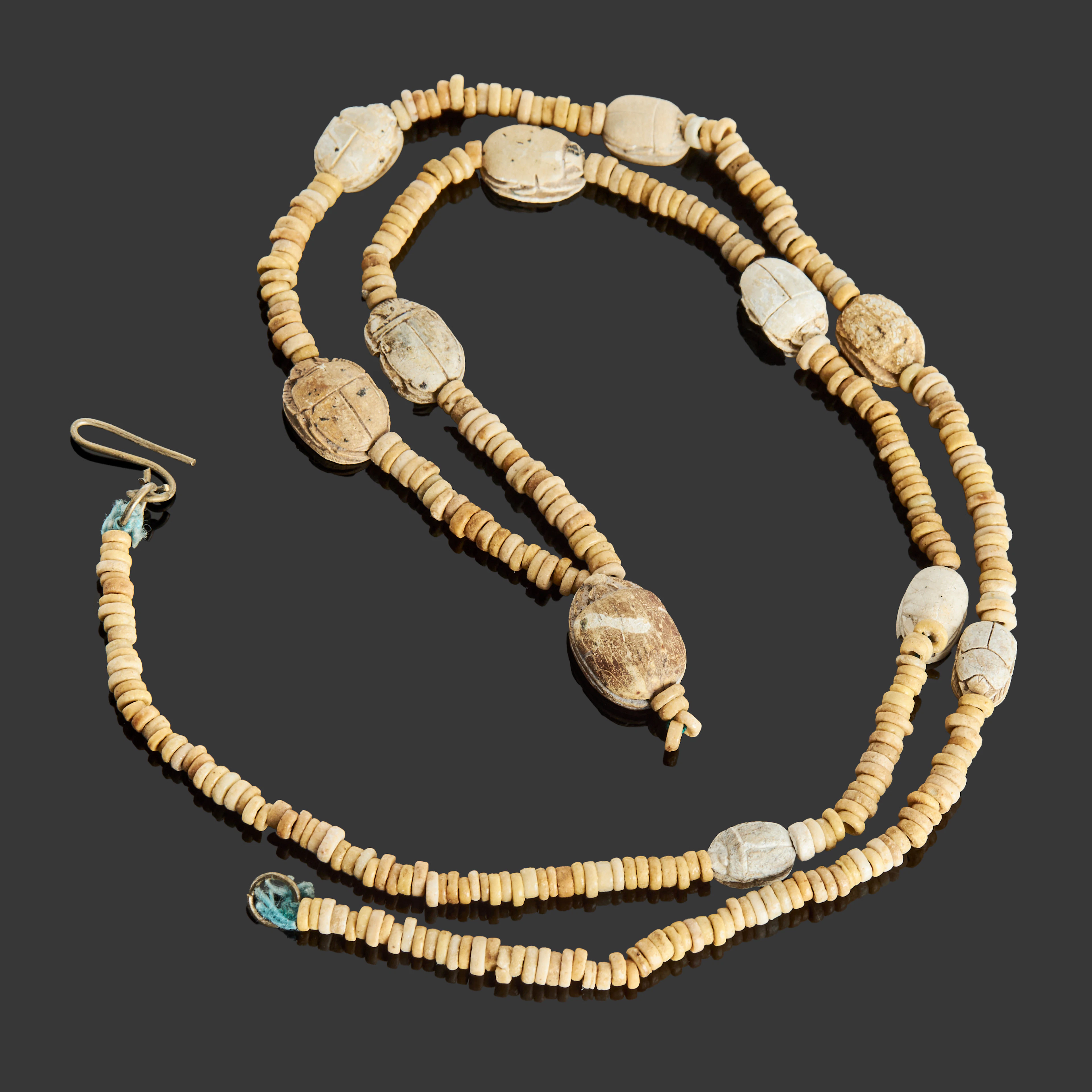 HALSBAND, fajanspärlor med 11 scarabéer, antiken, senare monterade.