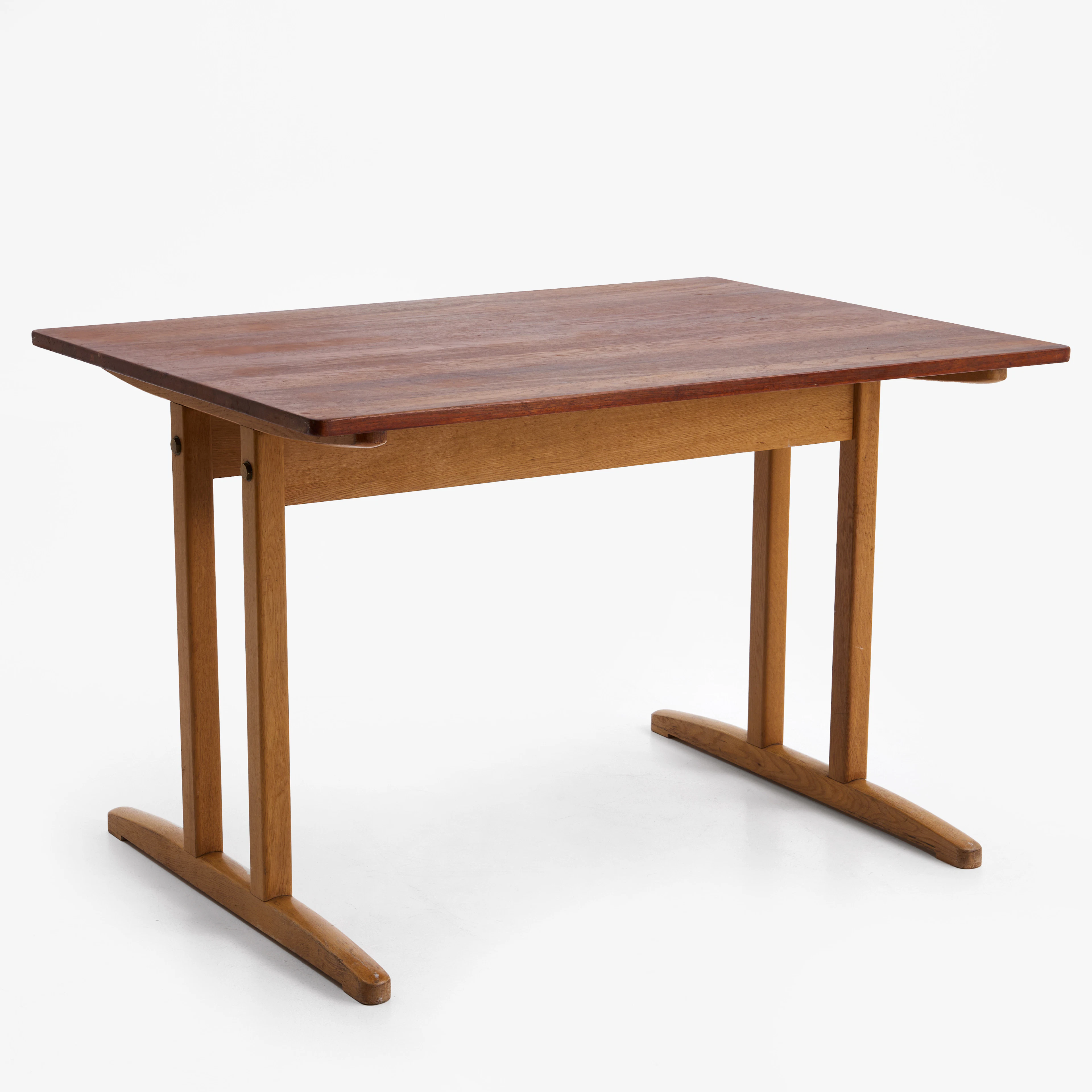 BØRGE MOGENSEN (DANMARK, 1914–1972). Matbord, ek, senare skiva i teak.