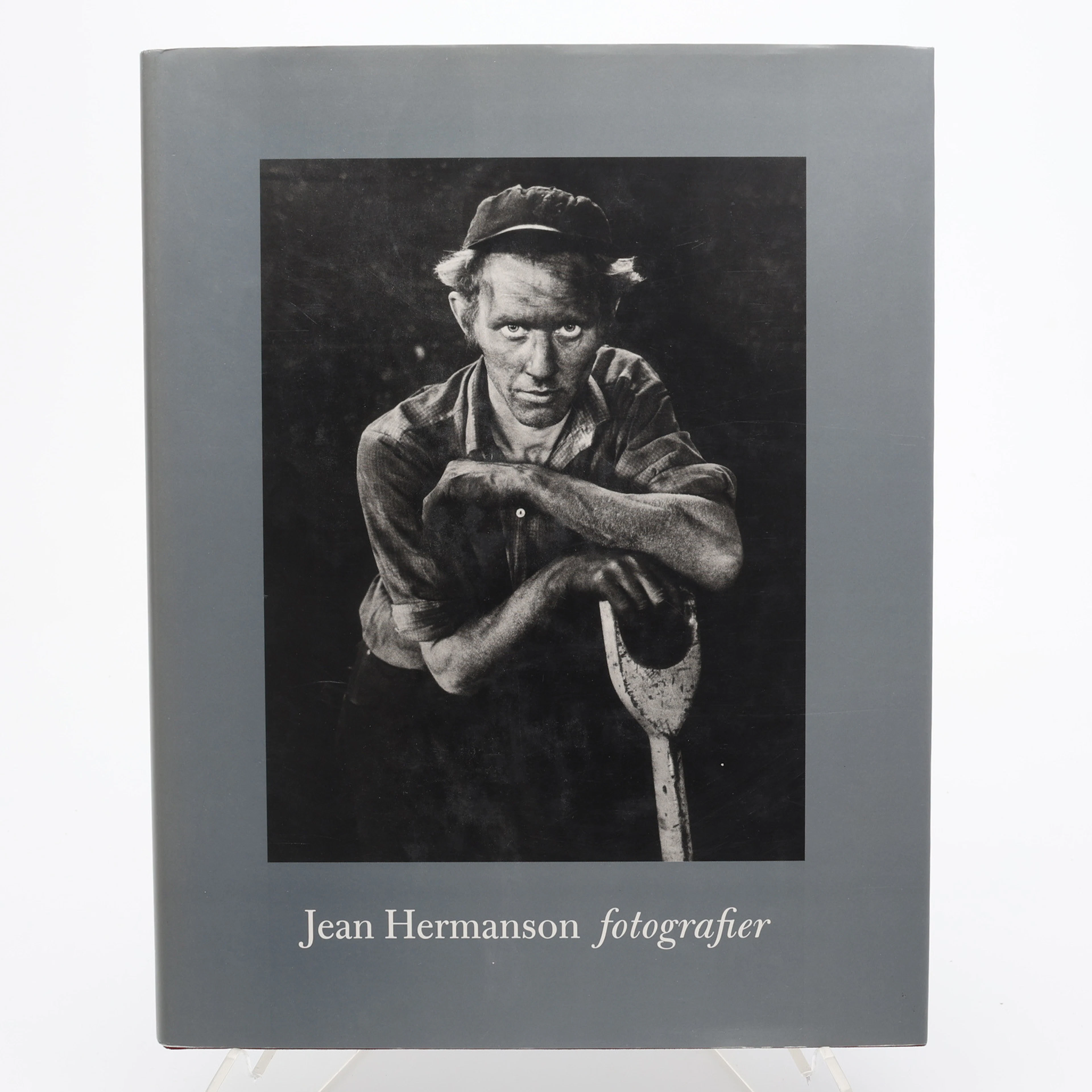 FOTO. DEN SVENSKE FOTOGRAFEN JEAN HERMANSON (1938-2012.) FOTOGRAFIER.